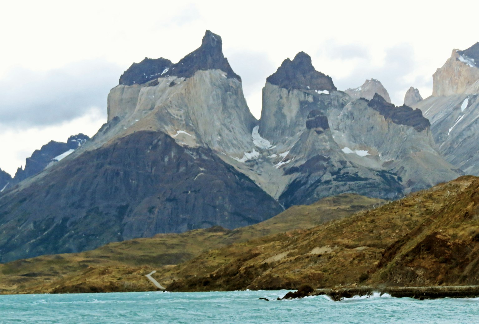Những ngọn núi hùng vĩ của công viên quốc gia Torres del Paine với cảnh biển yên tĩnh