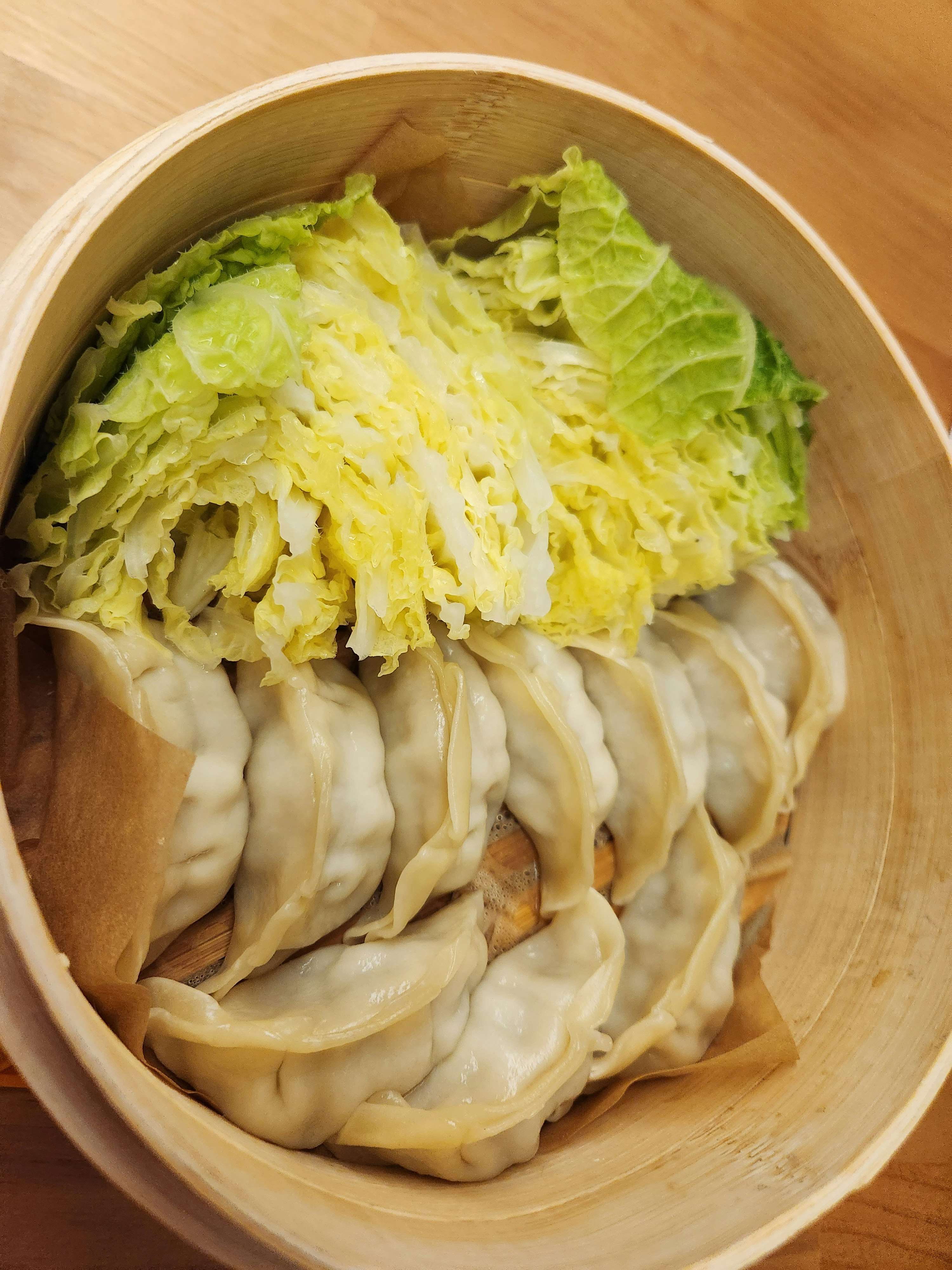 木製ボウルに盛られた白菜の漬物