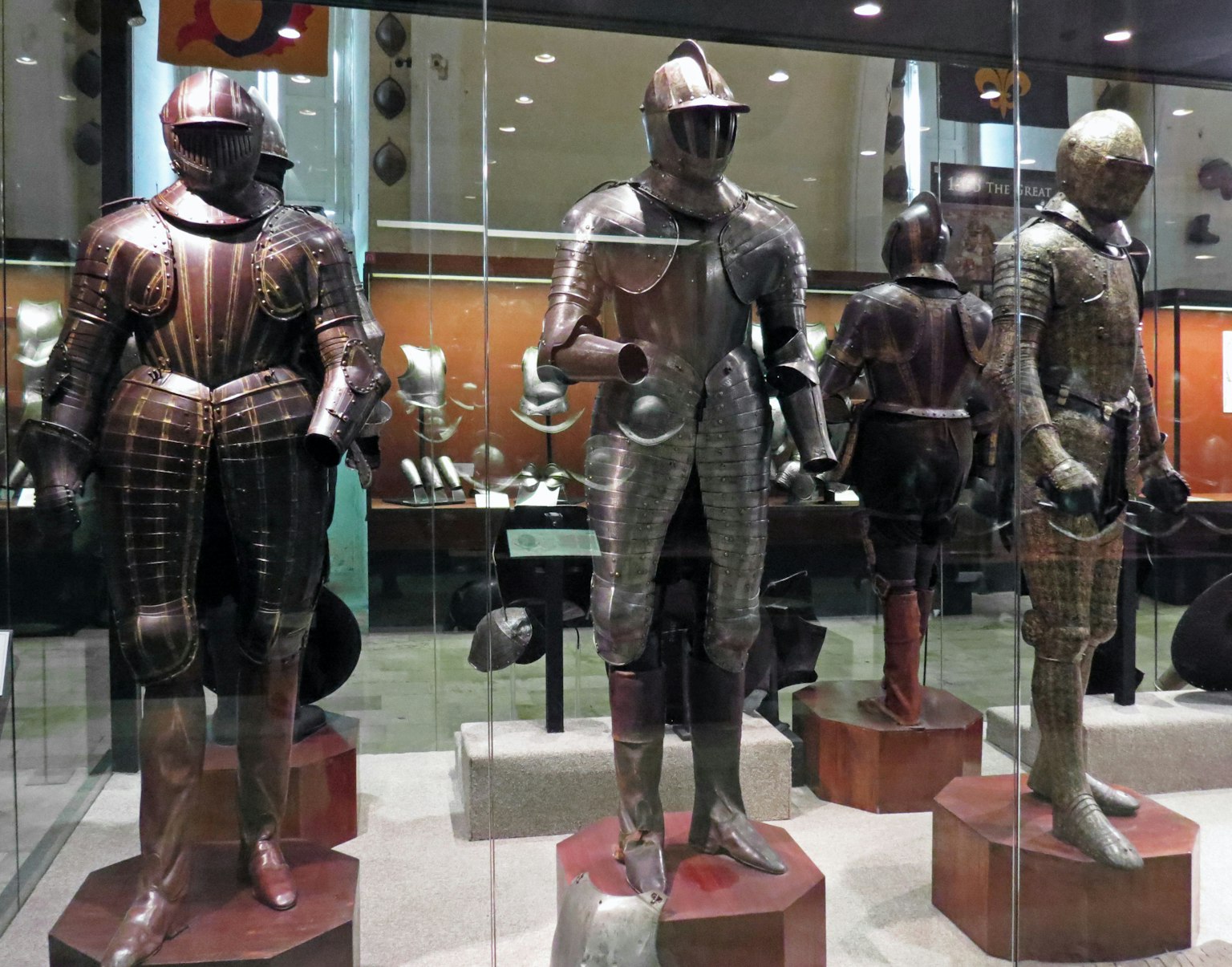 Una colección de armaduras medievales expuestas en un museo