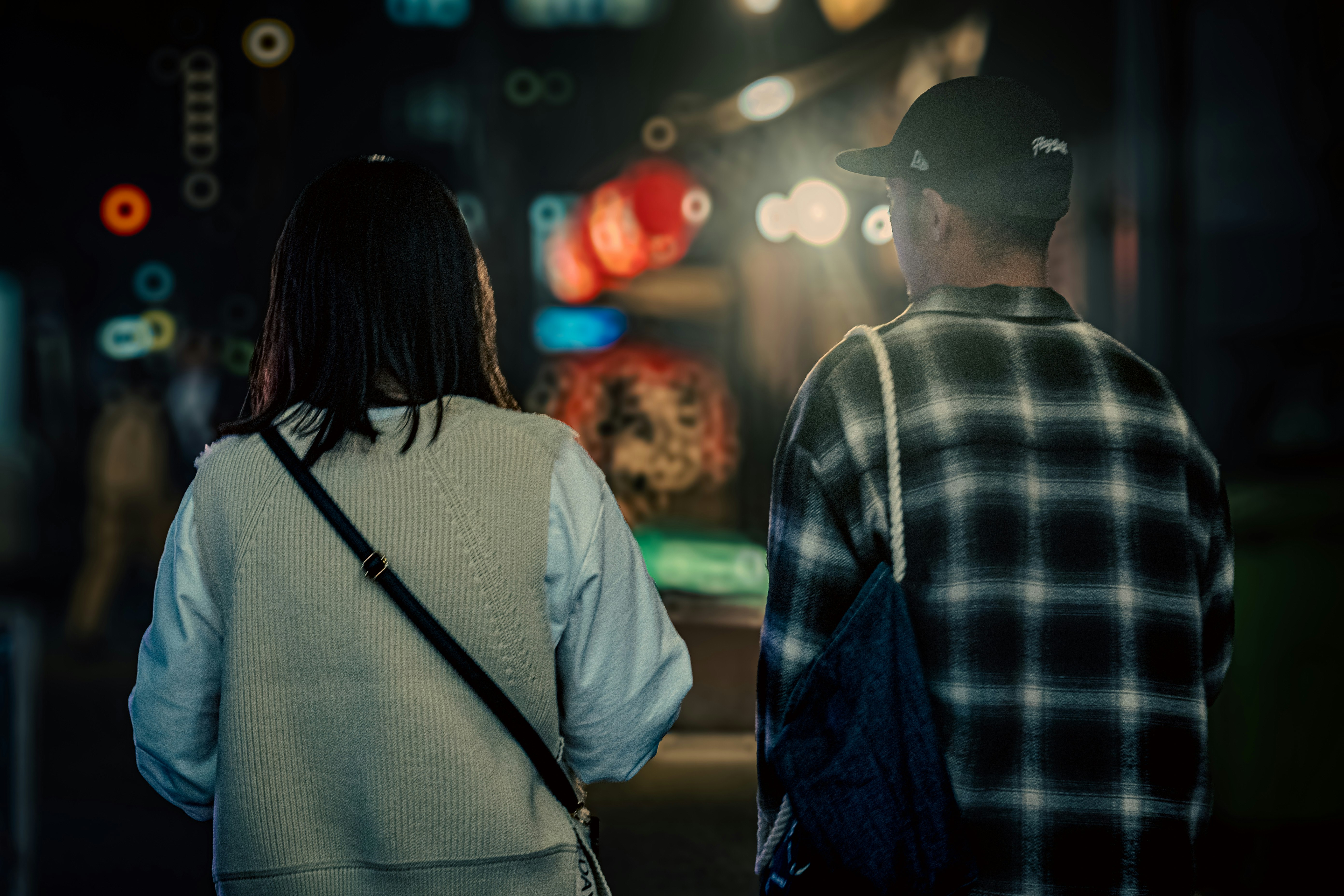 夜晚城市街頭背影相依的情侶