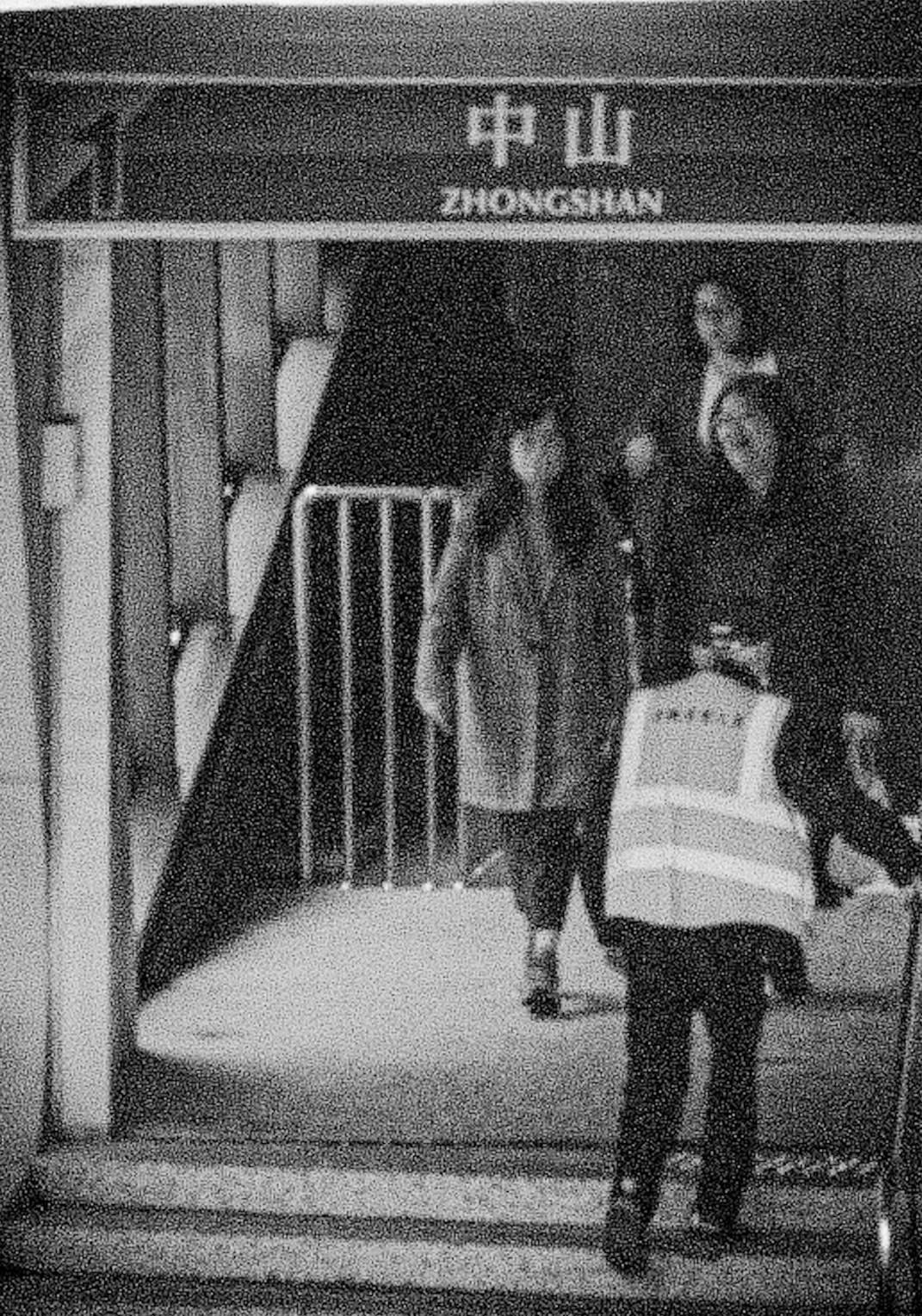 中山駅の改札前を歩く人々のある通路