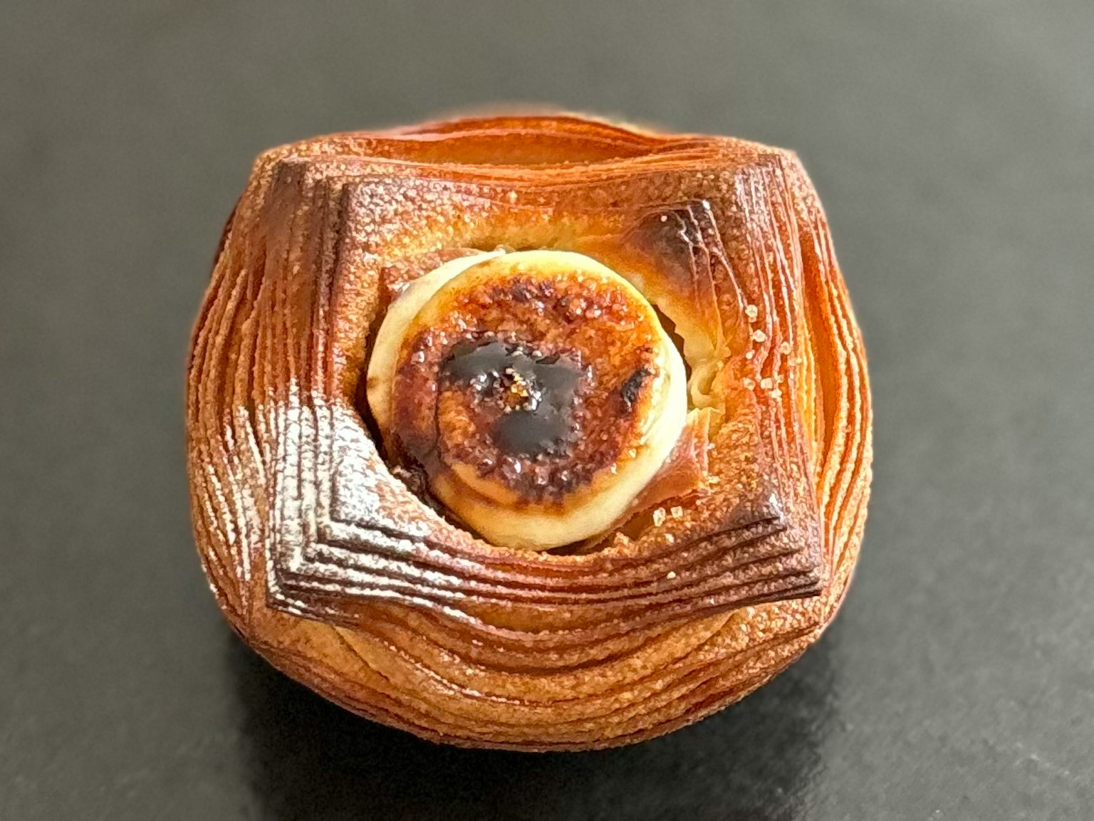 带有烧焦中心和纹理表面的木碗