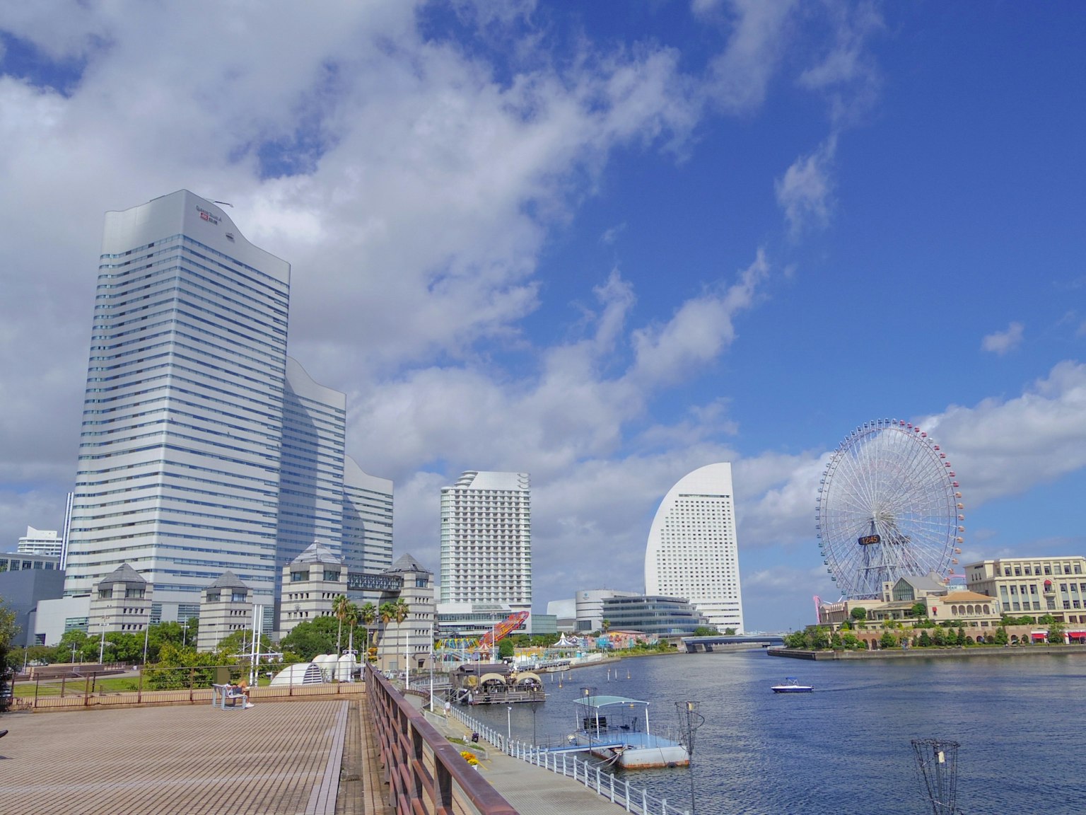 Đường chân trời của Yokohama với các tòa nhà hiện đại và bầu trời xanh