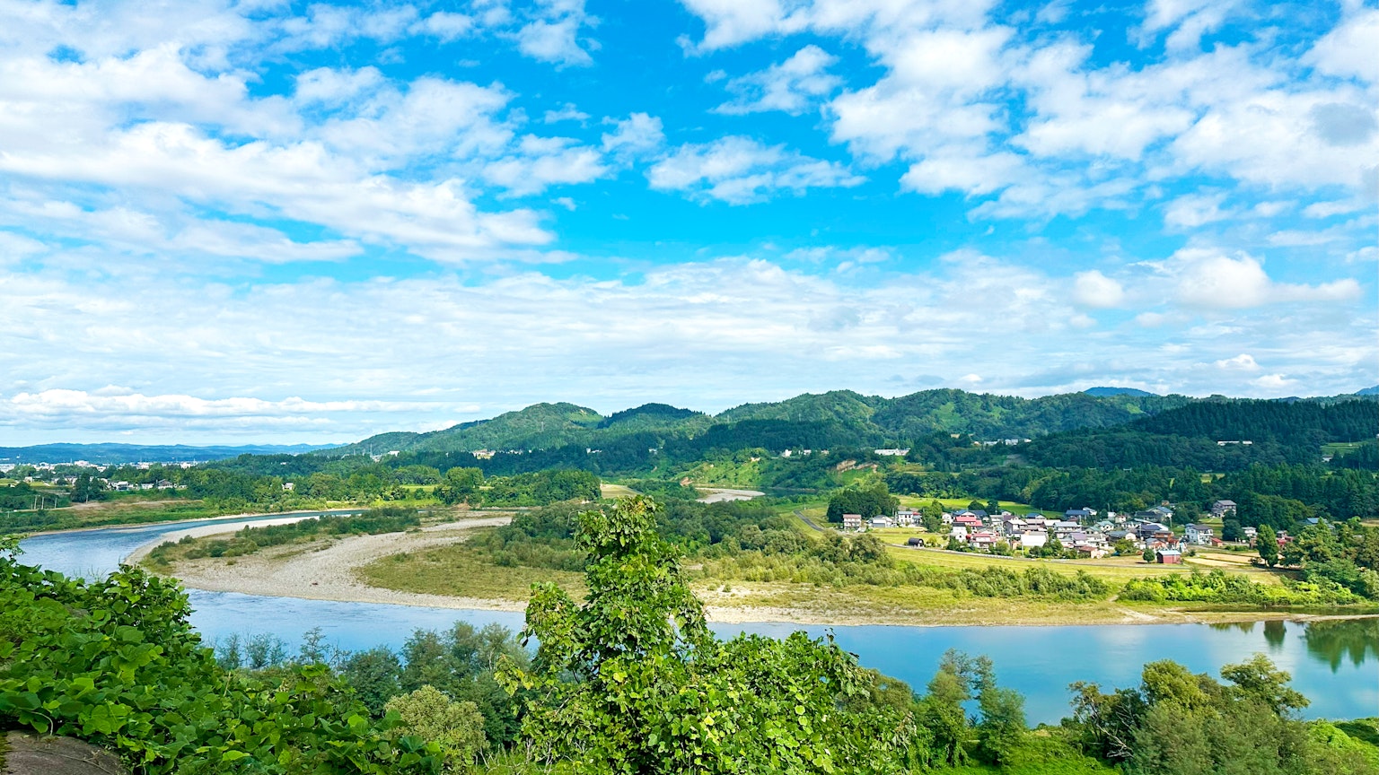 美丽的风景 蓝天和白云 绿色的山丘和蜿蜒的河流