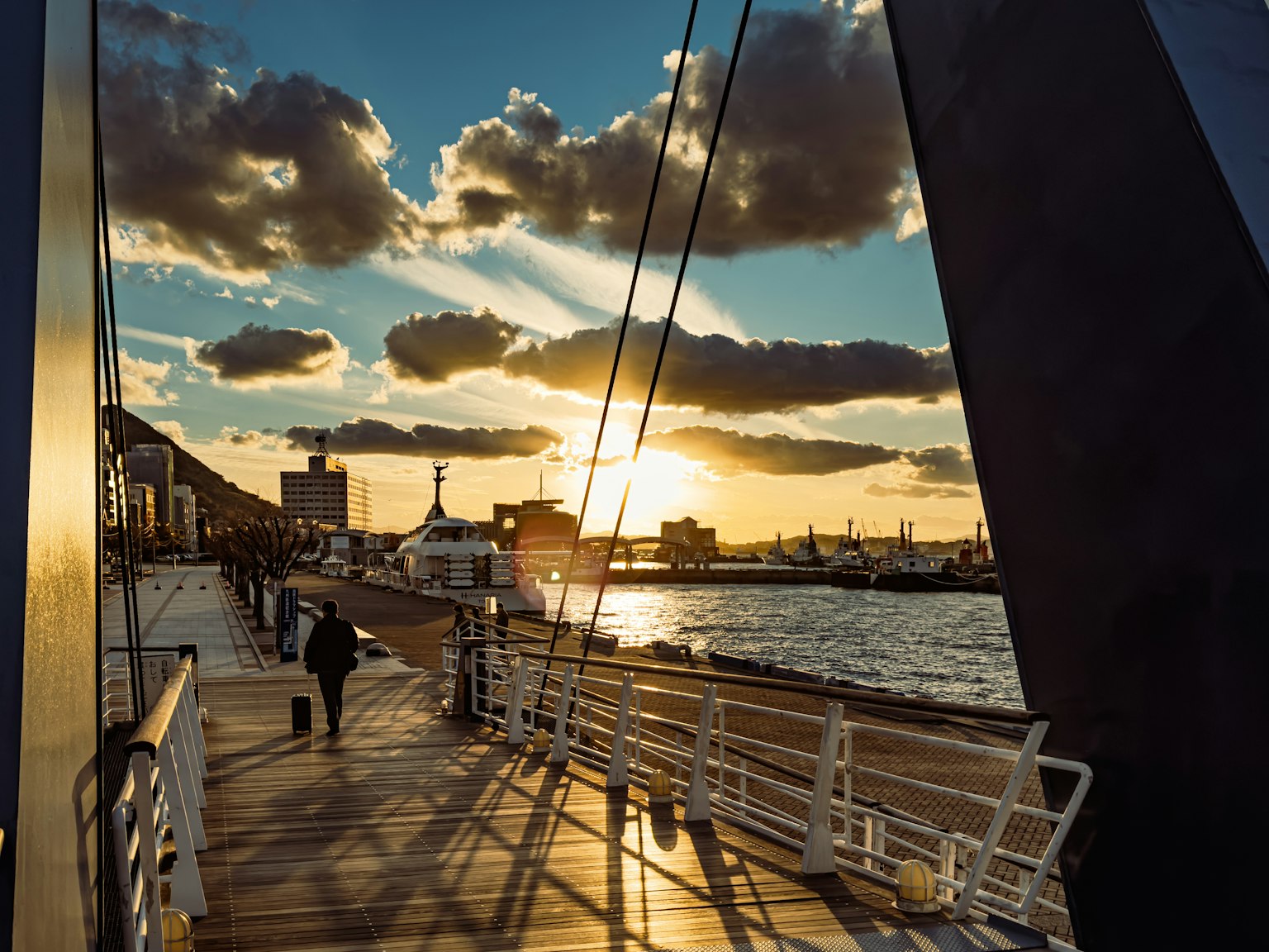Magnifique coucher de soleil sur la mer avec une personne marchant sur la promenade
