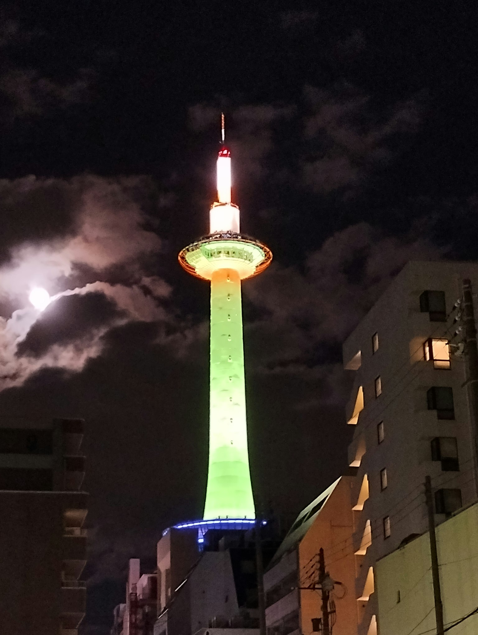 Tour de Kyoto illuminée en vert la nuit