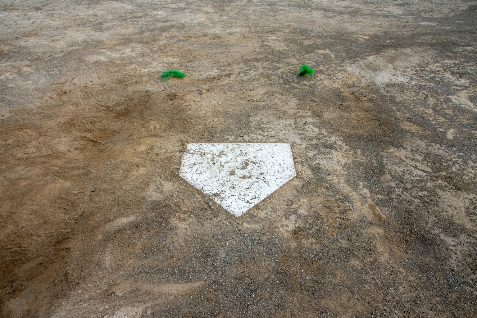 Plaque de but de baseball avec un champ de terre autour