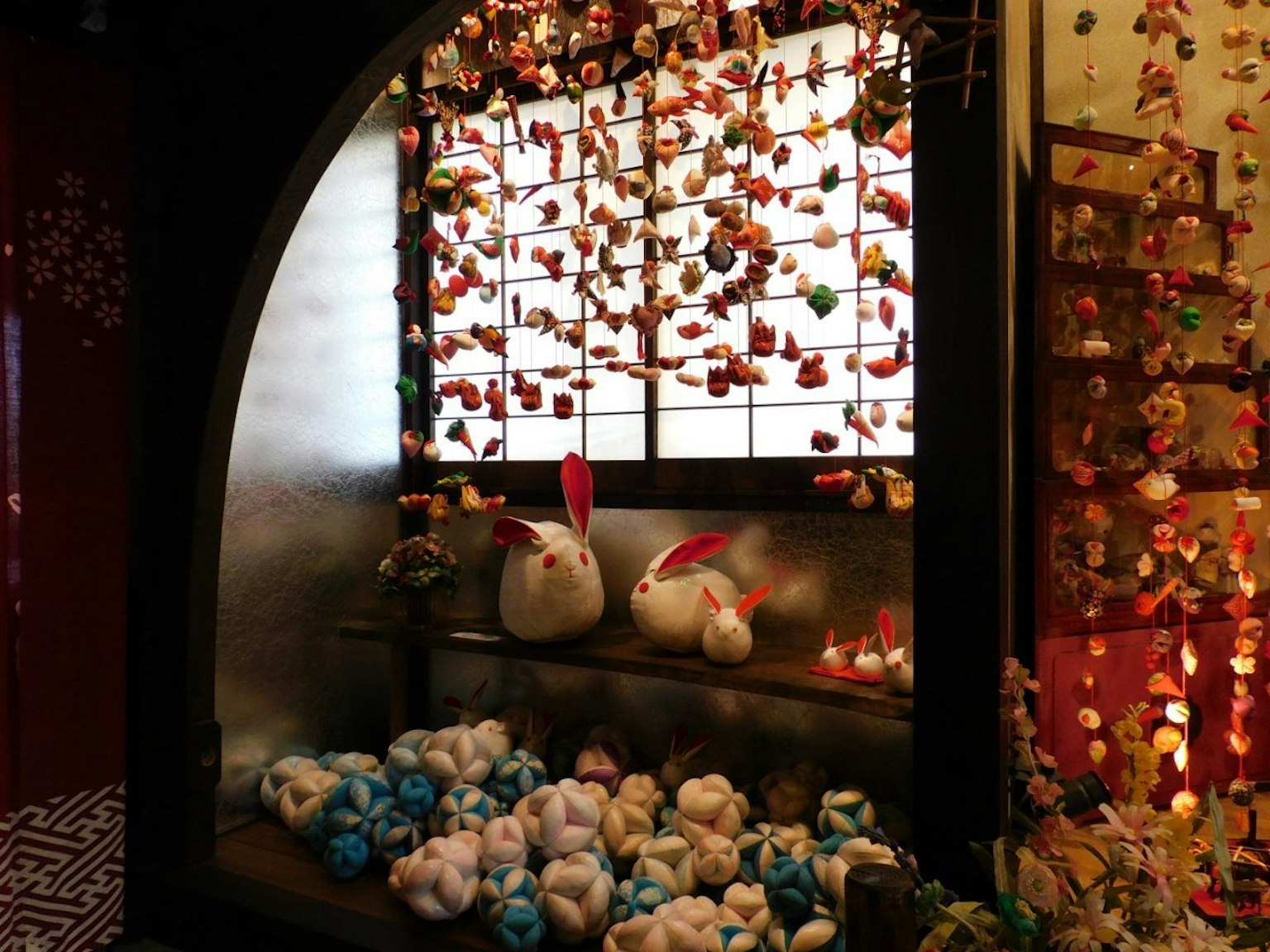 传统日本展示色彩缤纷的装饰两个兔子和柔软的球