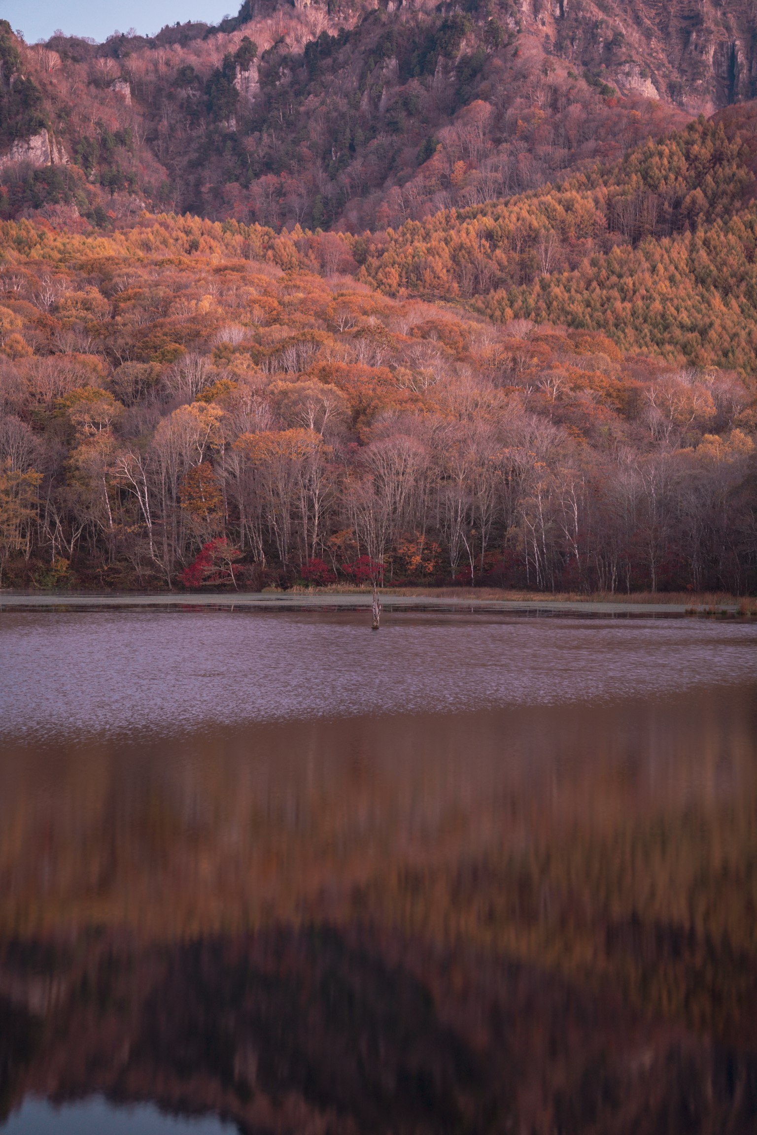 Schöne Herbstlandschaft mit Reflexionen im See und den Bergen