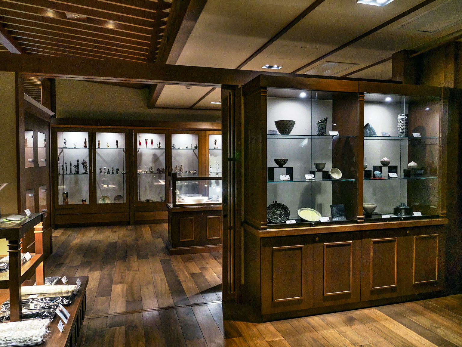 Intérieur d'une salle d'exposition en bois présentant divers artefacts
