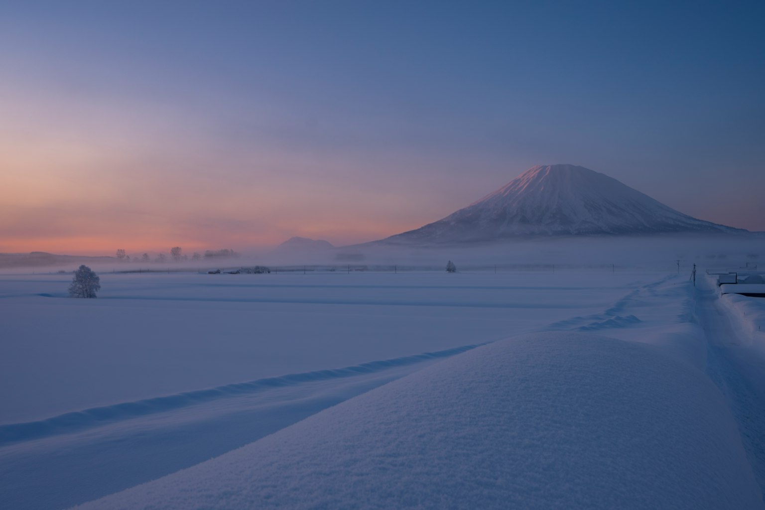 美麗的清晨景觀，雪覆蓋的山脈和寧靜的環境