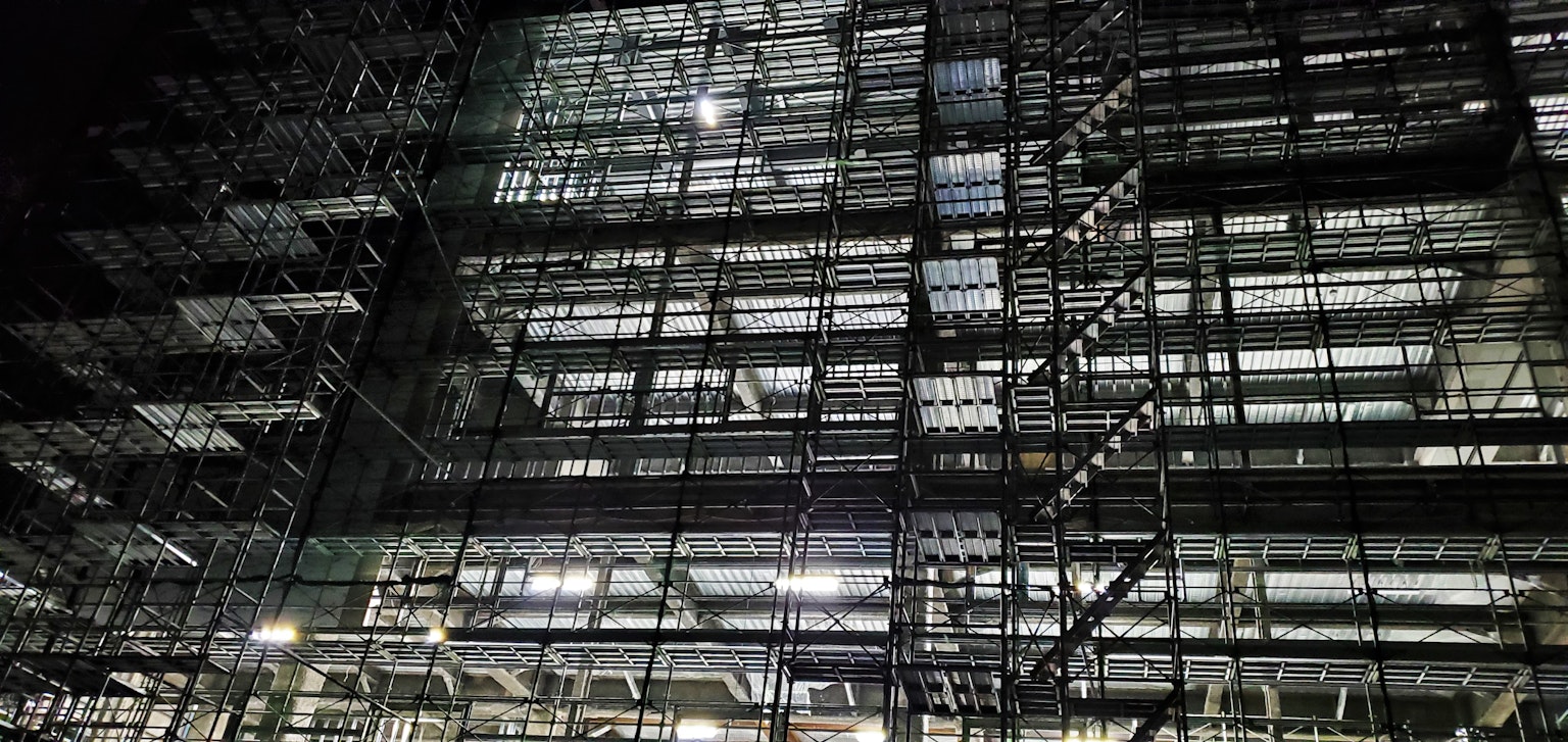 Vista notturna di una struttura di cantiere con illuminazione