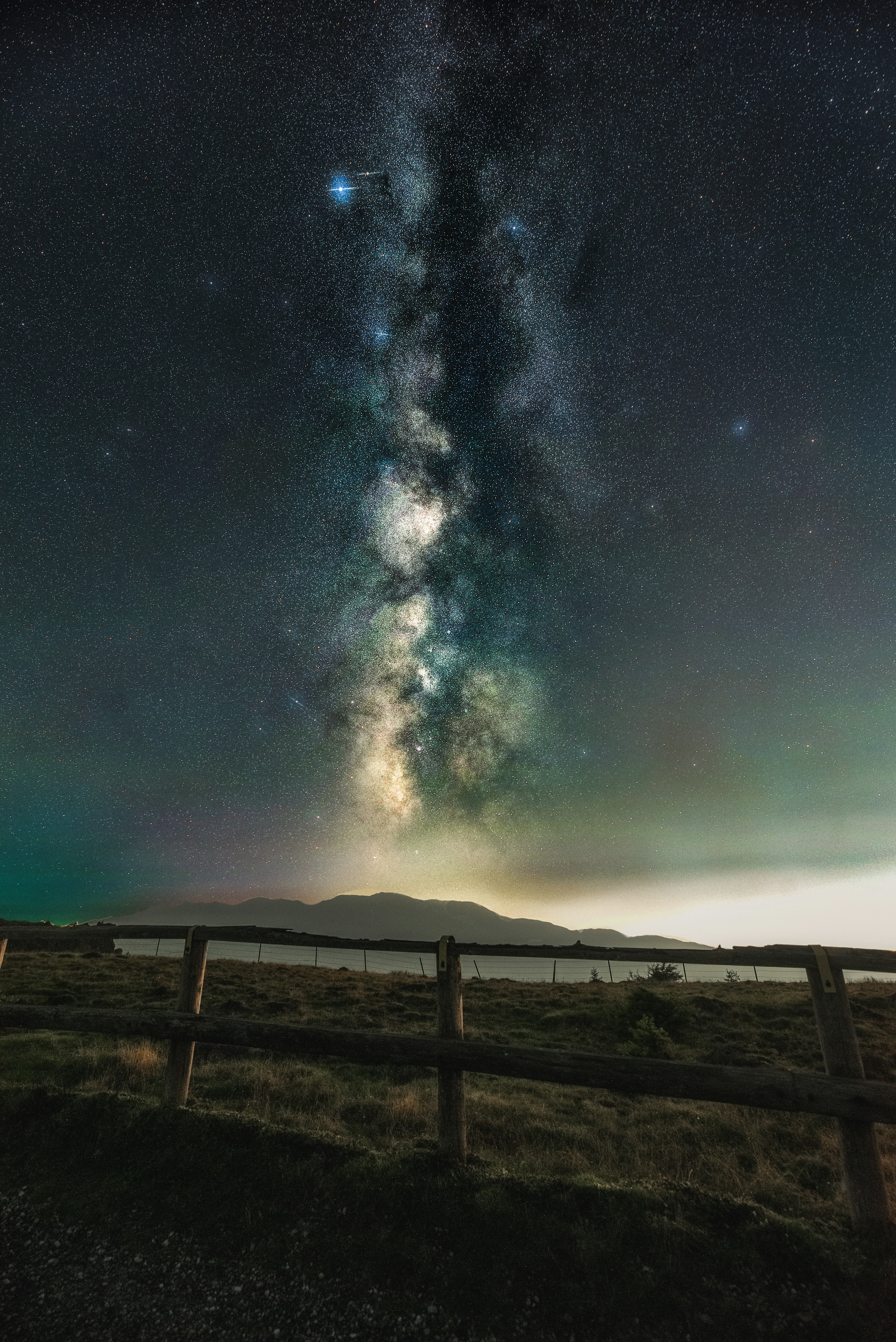 星空の高原に続く柵と道