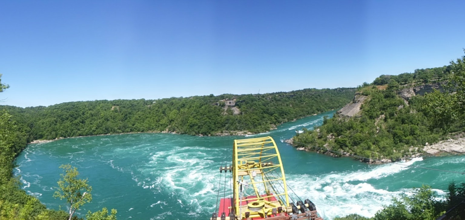 Vue panoramique d'une rivière bleue entourée de verdure luxuriante