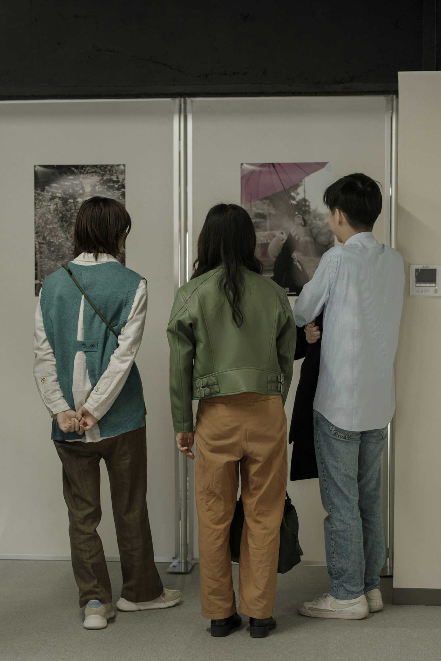 一群年輕人在展覽上欣賞藝術作品