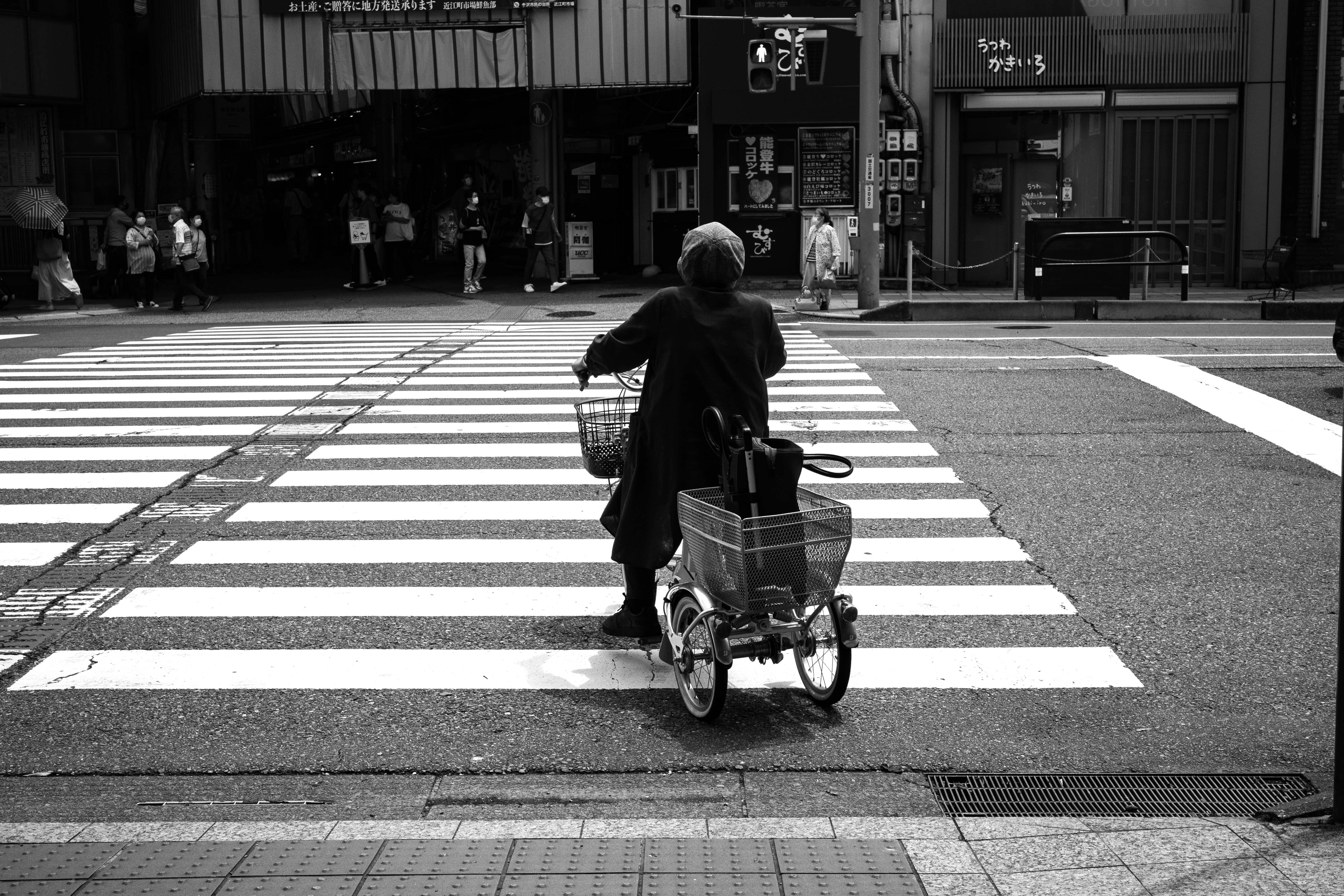 横断歩道を走る自転車のあるモノクロの街角