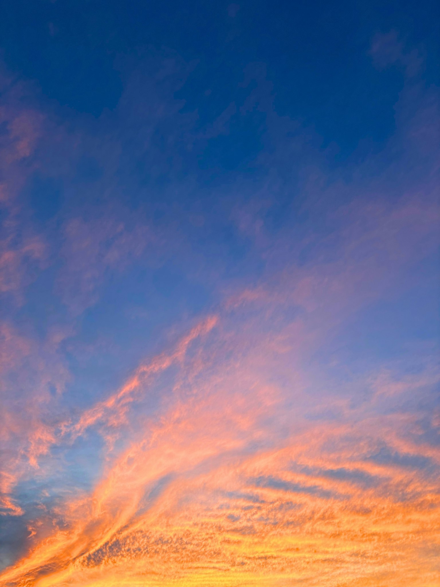 Schöner Sonnenuntergangshimmel mit orangefarbenen und blauen Wolken