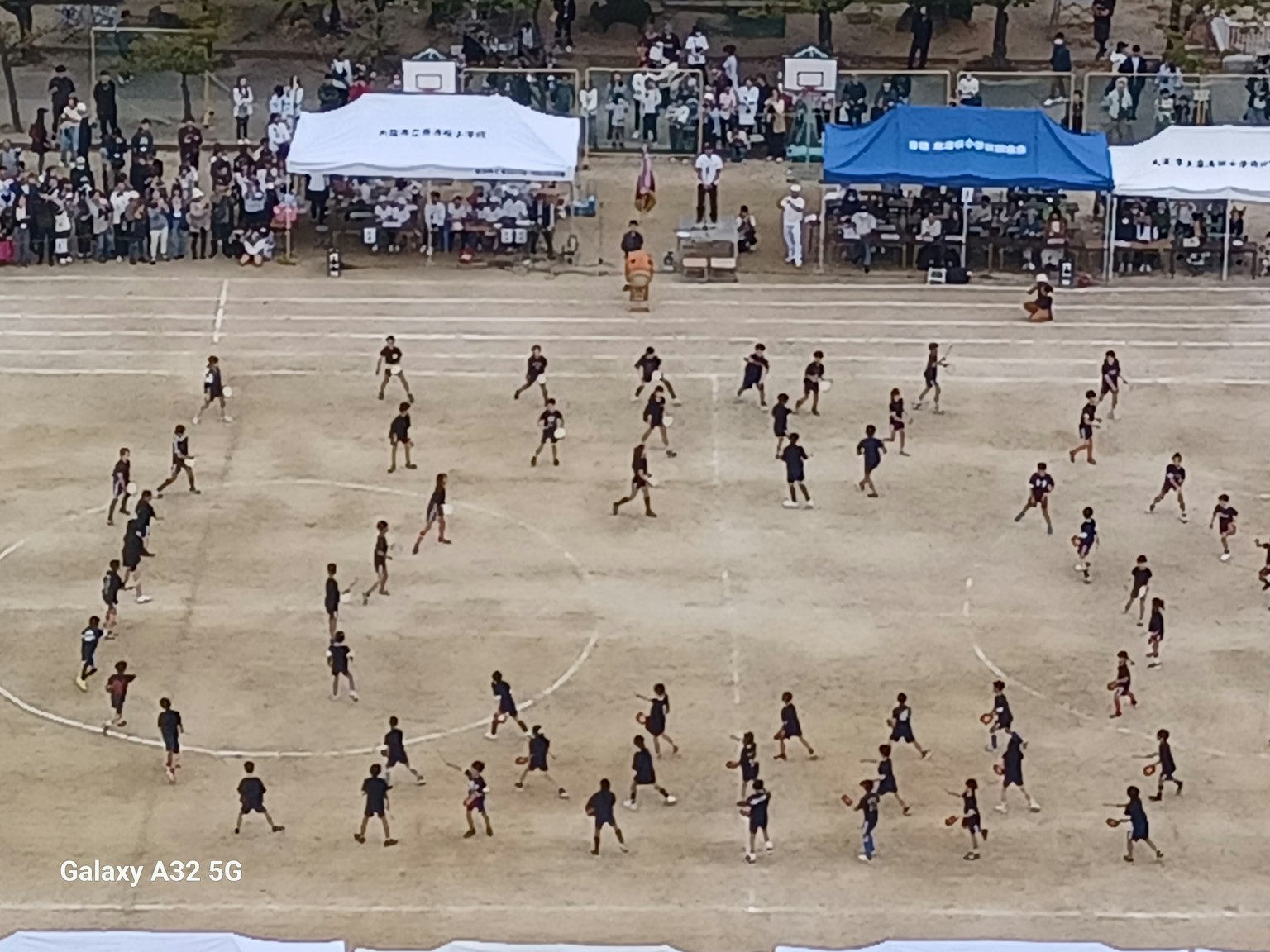 學生在運動會上形成一個大圓