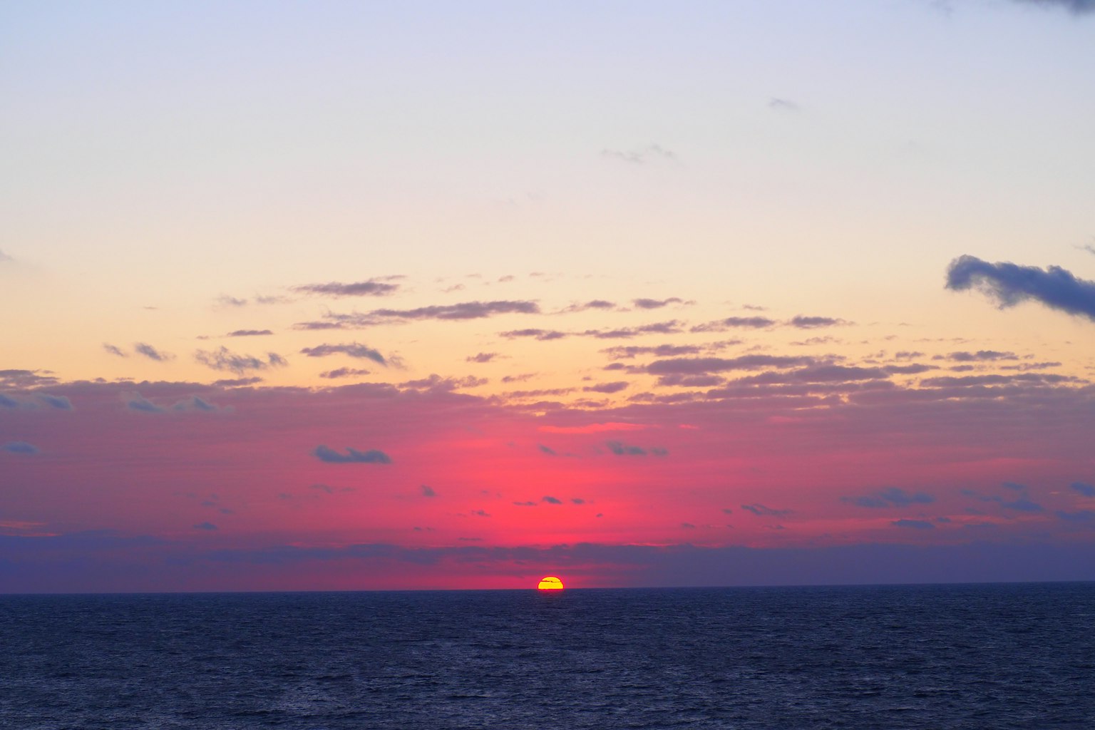 Un hermoso atardecer sobre el océano