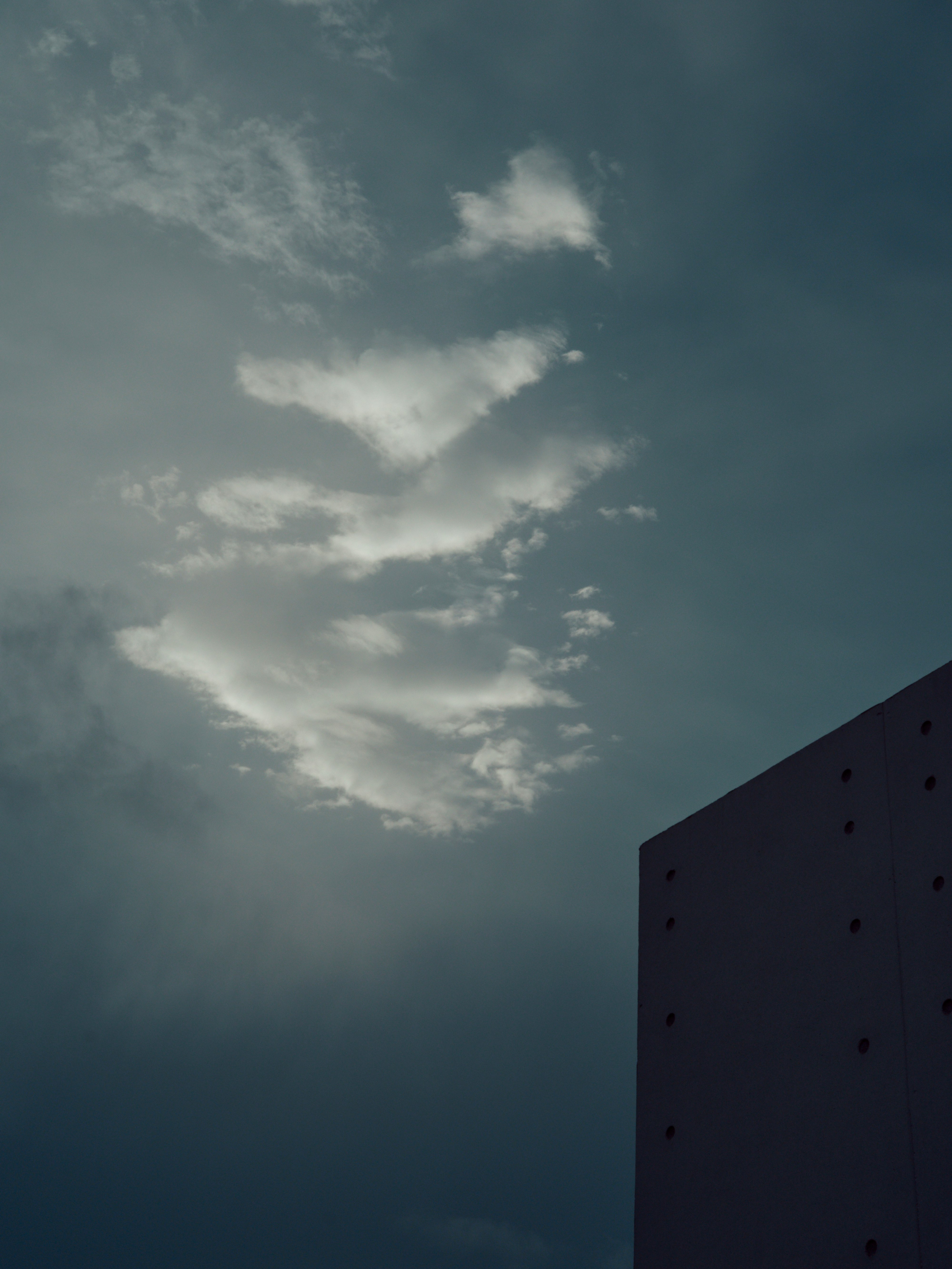 天空中的雲與建築物剪影