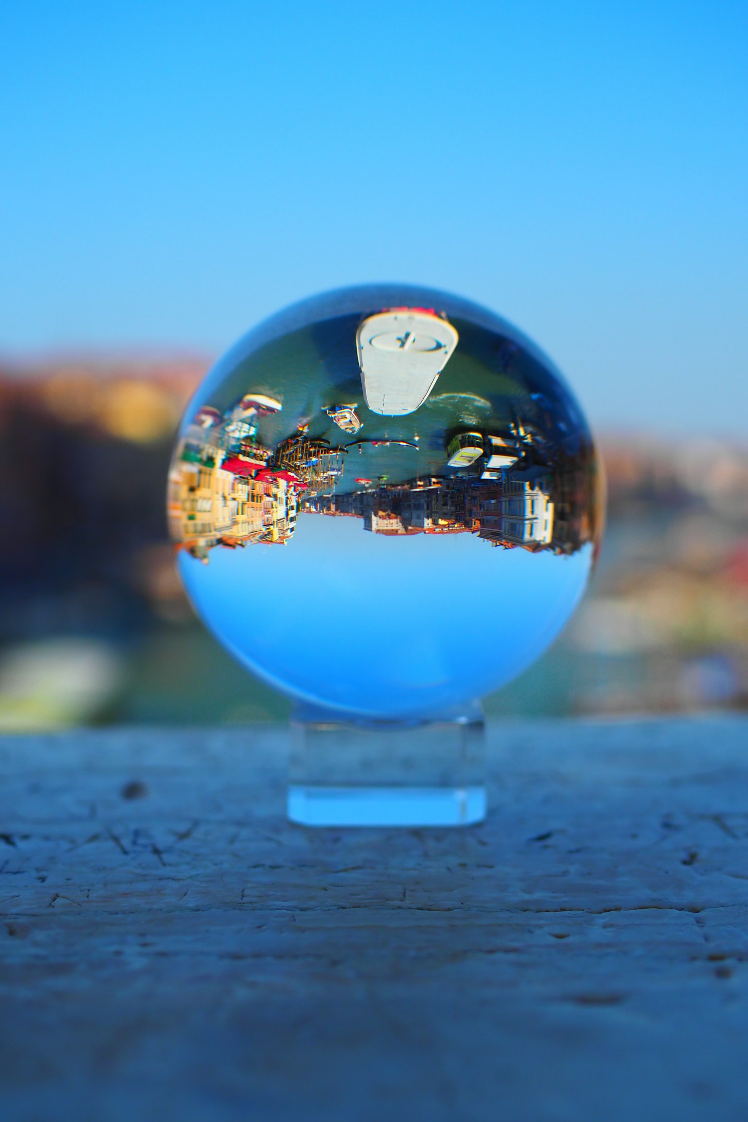 Una sfera di cristallo trasparente su uno sfondo blu