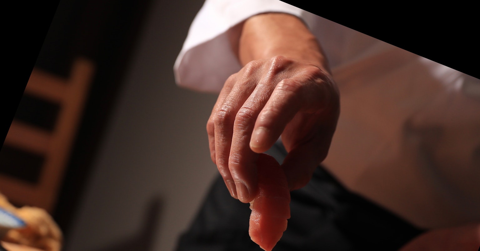 มือที่ยื่นไปสัมผัสวัตถุดิบ