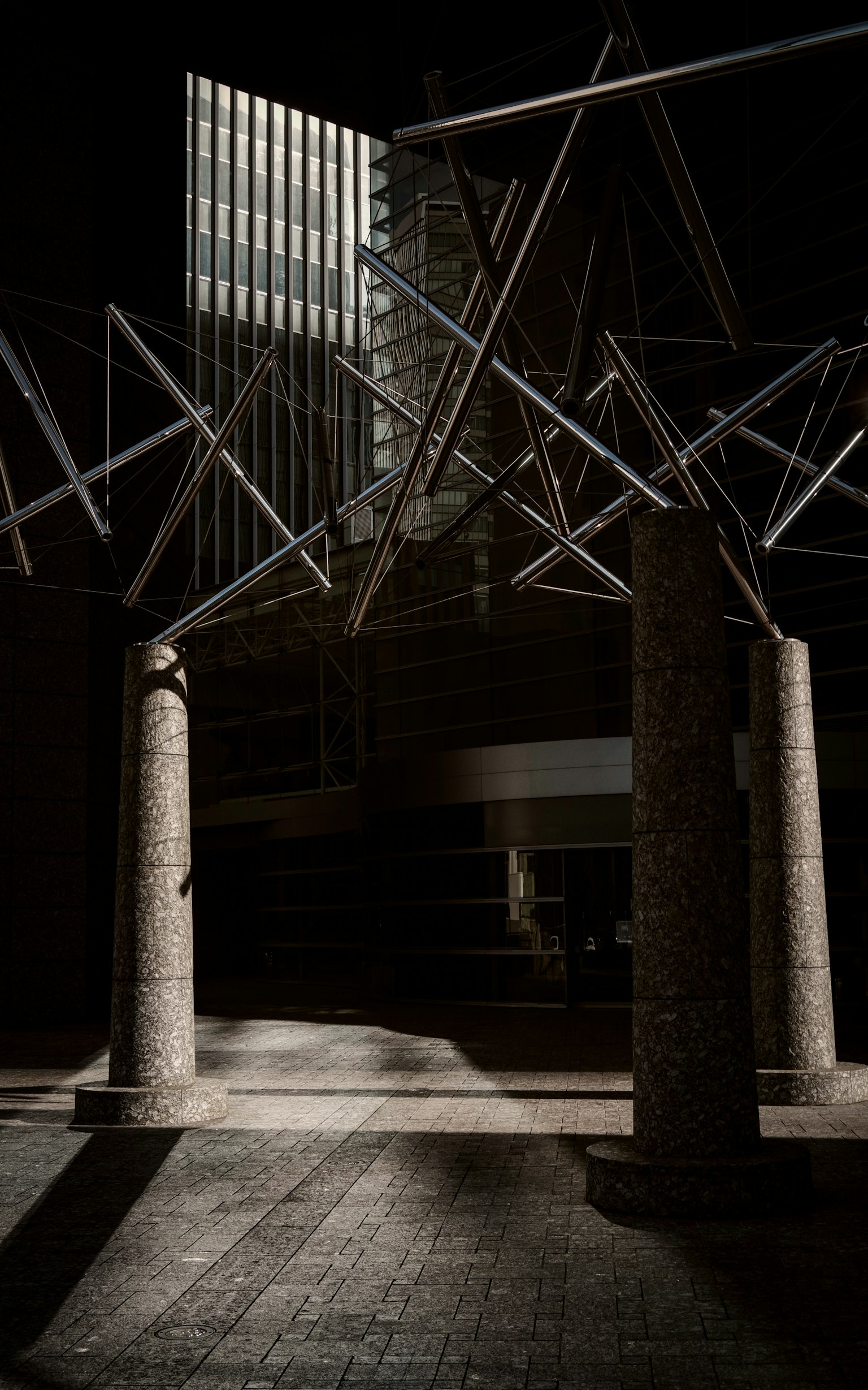 Betonsäulen und Metallstrukturen in einem dunklen Raum