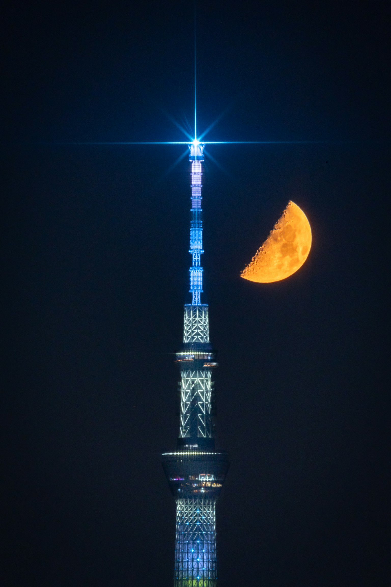 東京晴空塔與夜間的彎月