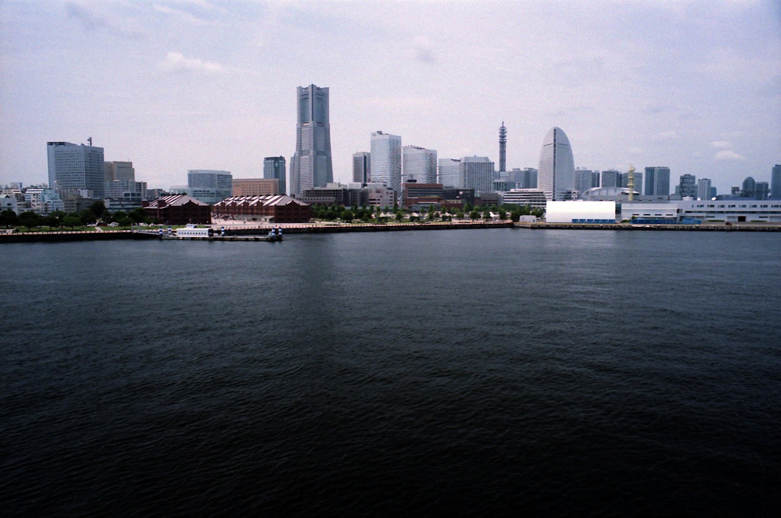 横滨现代天际线与水面景观
