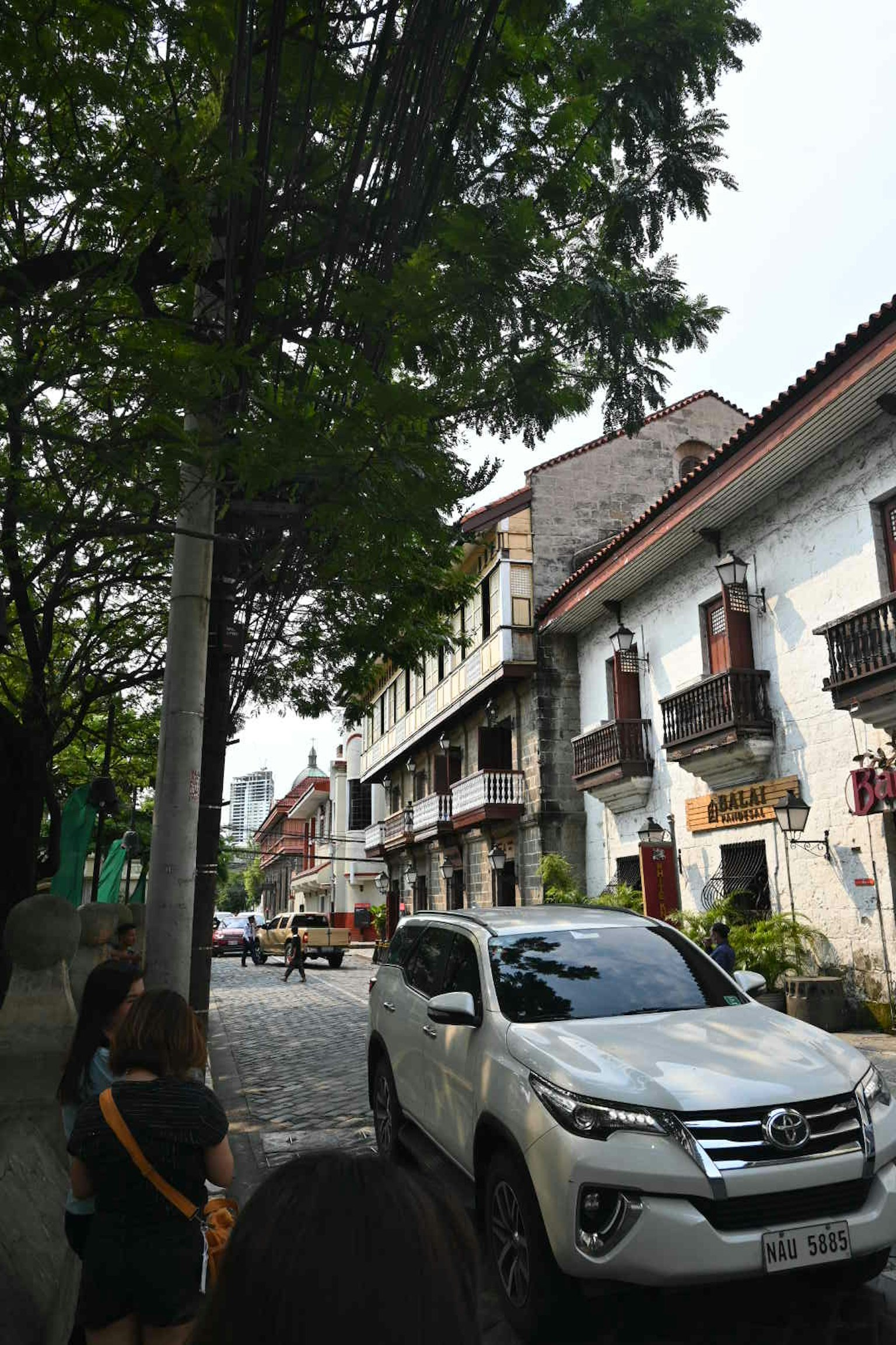 街道景觀，展示一輛白色汽車和歷史建築