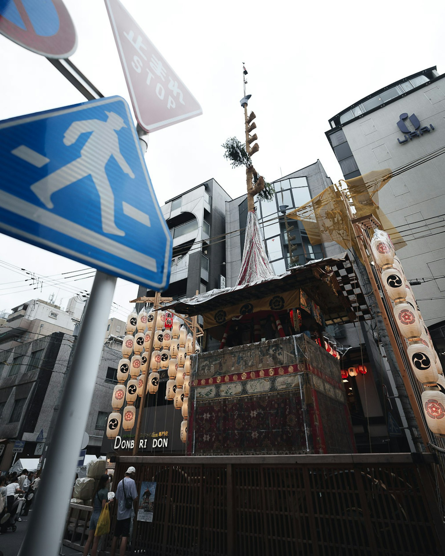 街道景观特色是节日花车和行人标志