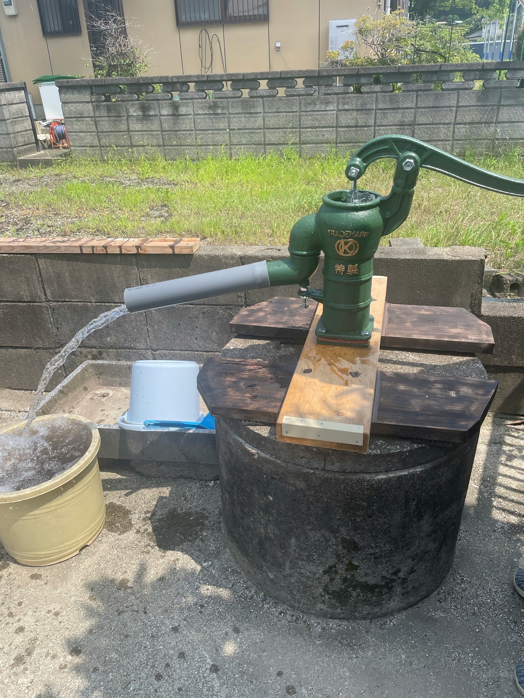 手动井泵与流水的小型室外水槽