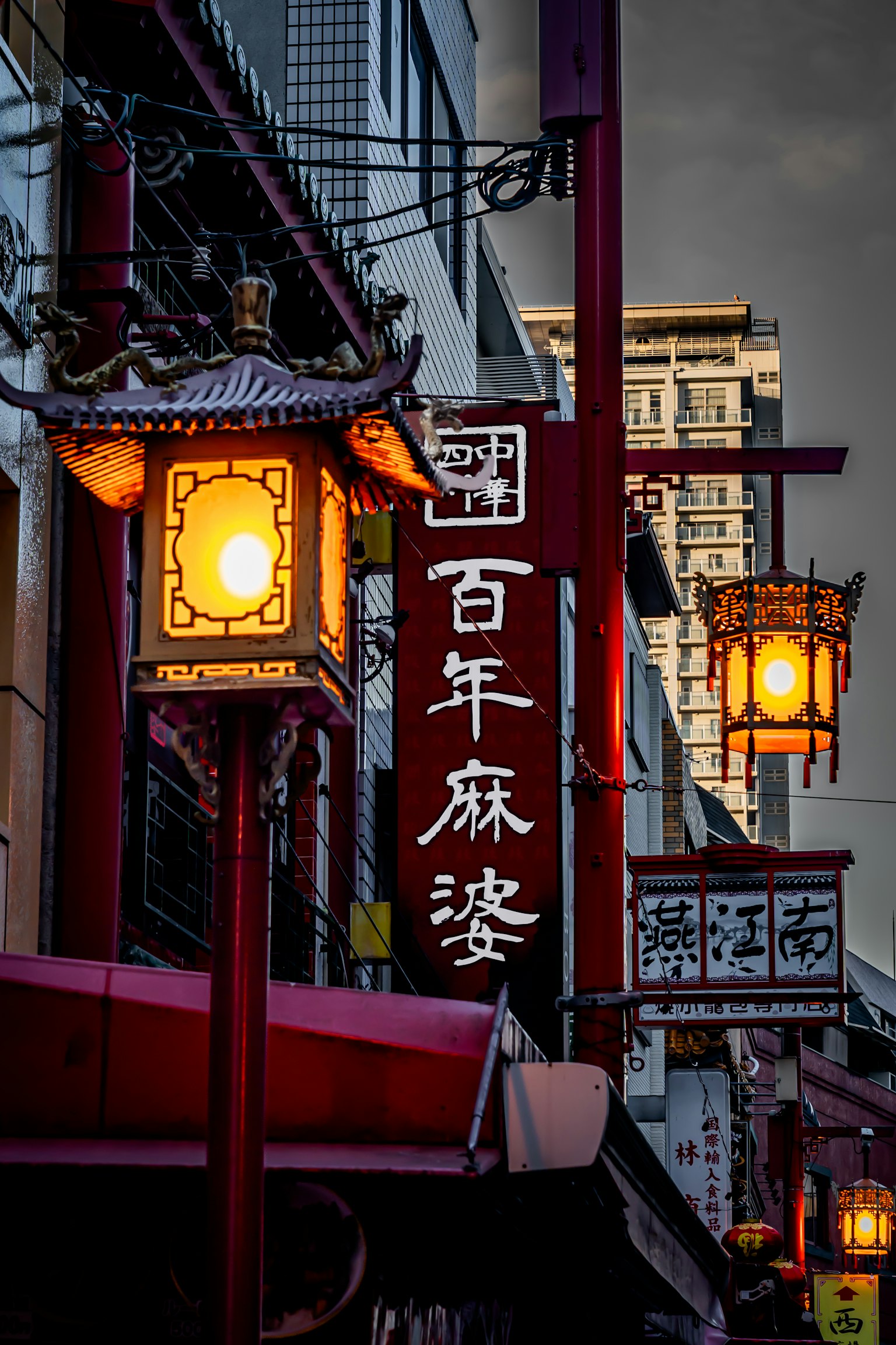 Pemandangan malam Chinatown dengan lentera dan papan tanda
