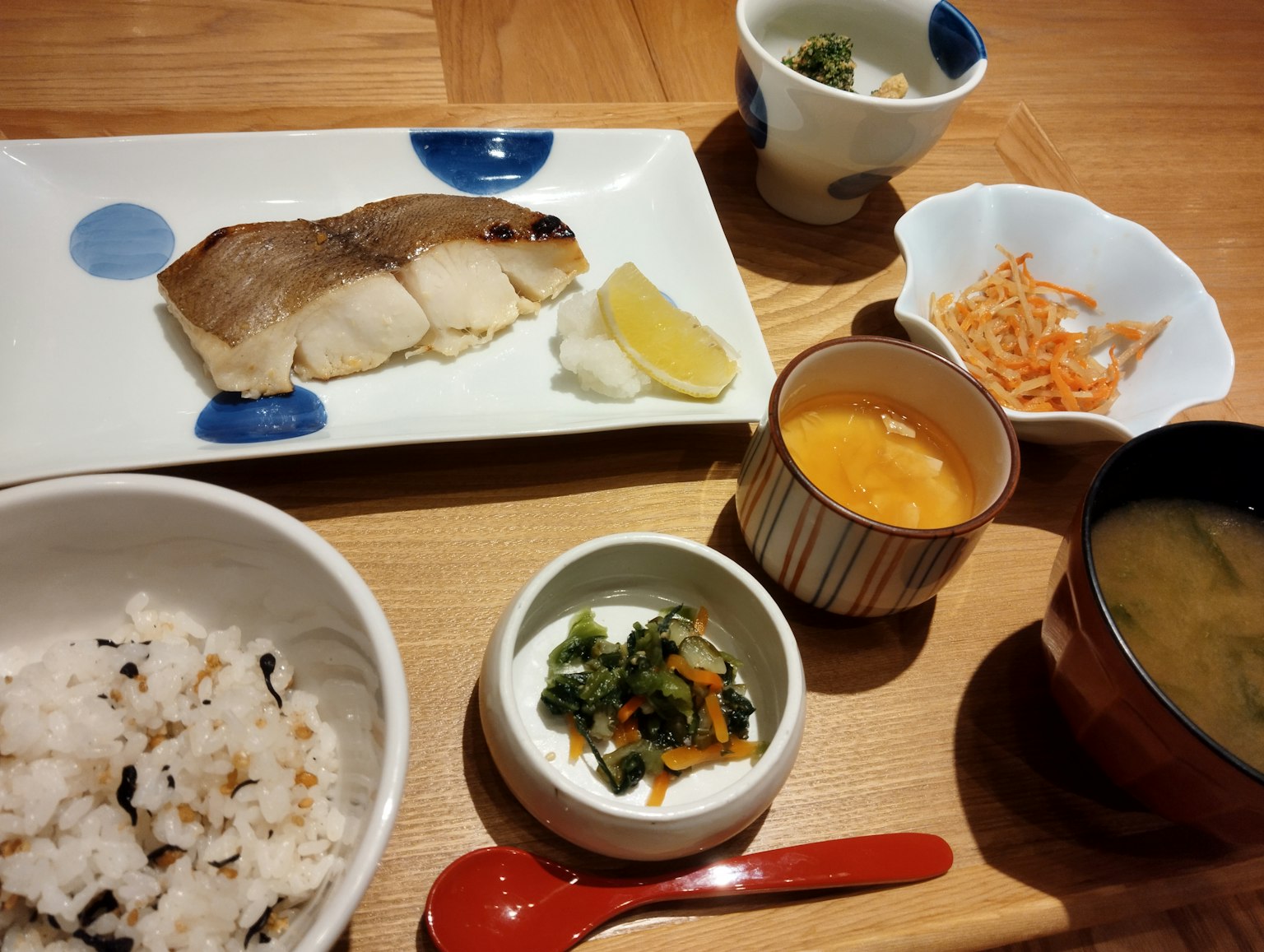 Japanisches Essen mit gegrilltem Fisch Reis Miso-Suppe eingelegtem Gemüse Salat und Eierspeise
