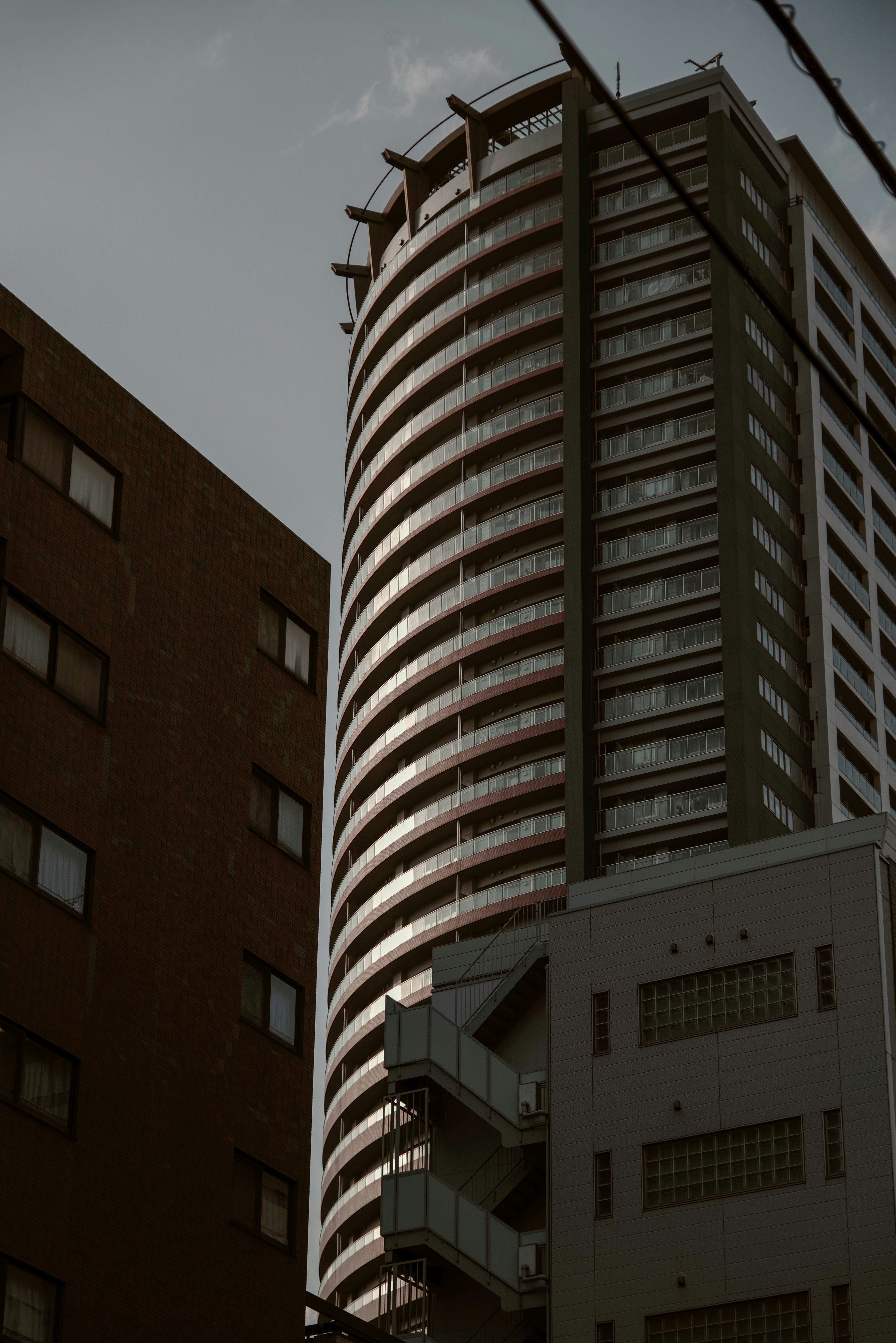 夕日に輝く浅草橋の高層マンション群
