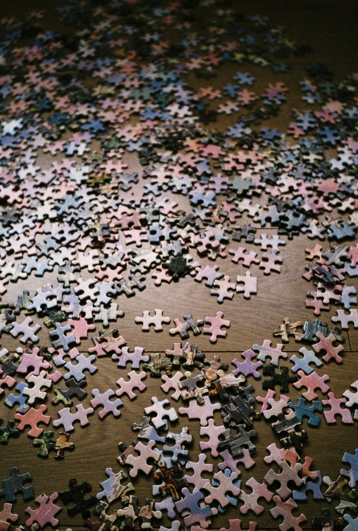 地板上散落的拼图碎片