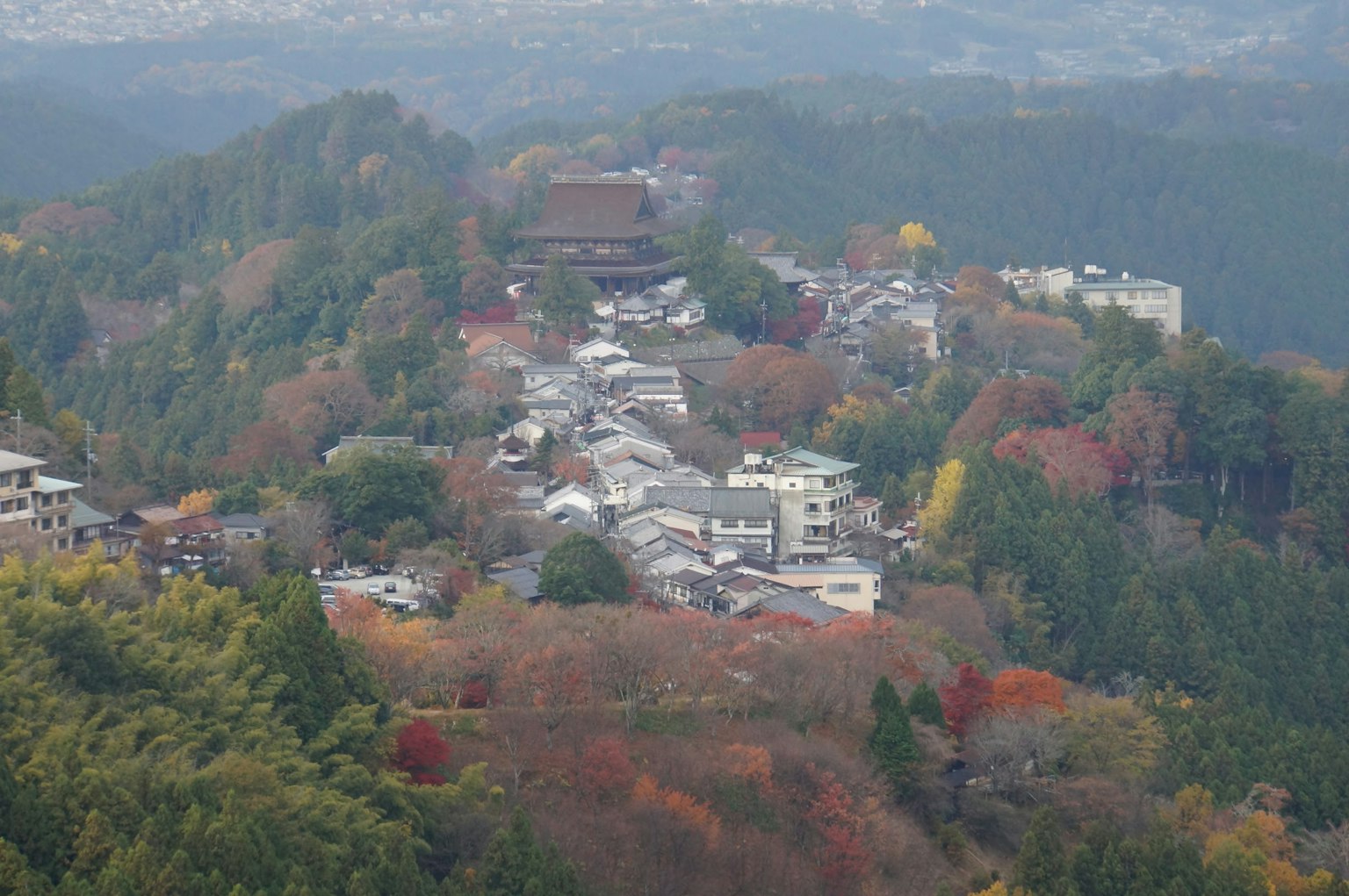 秋天树叶和寺庙的山坡小镇风景