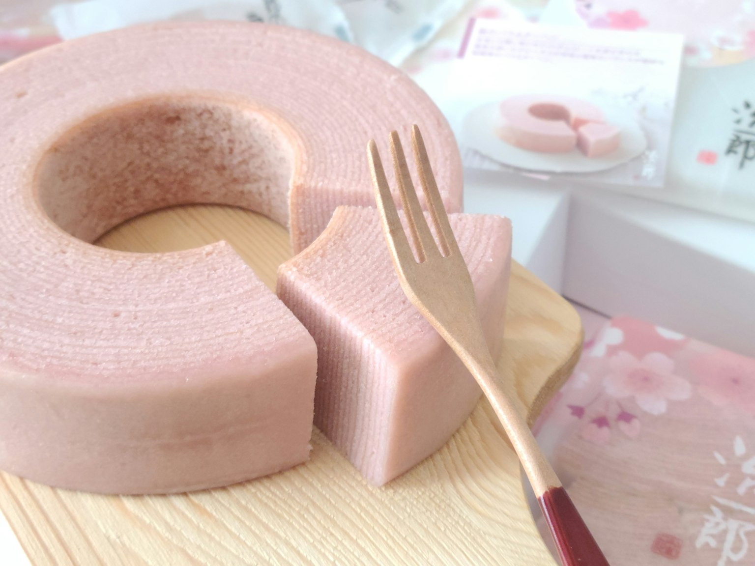 Baumkuchen rosa con un tenedor de madera