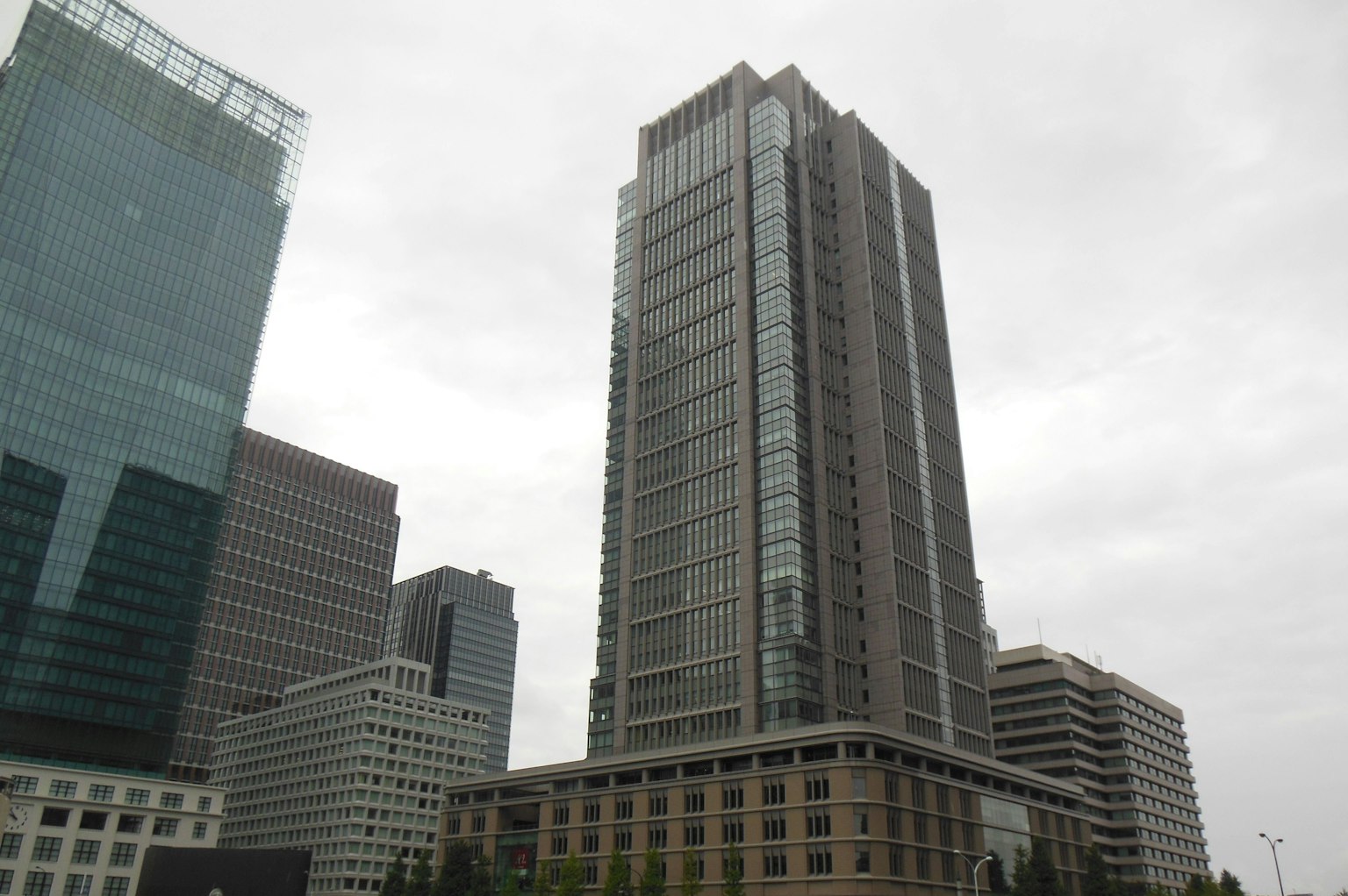 陰雲密布的天空下的城市天際線與高樓大廈