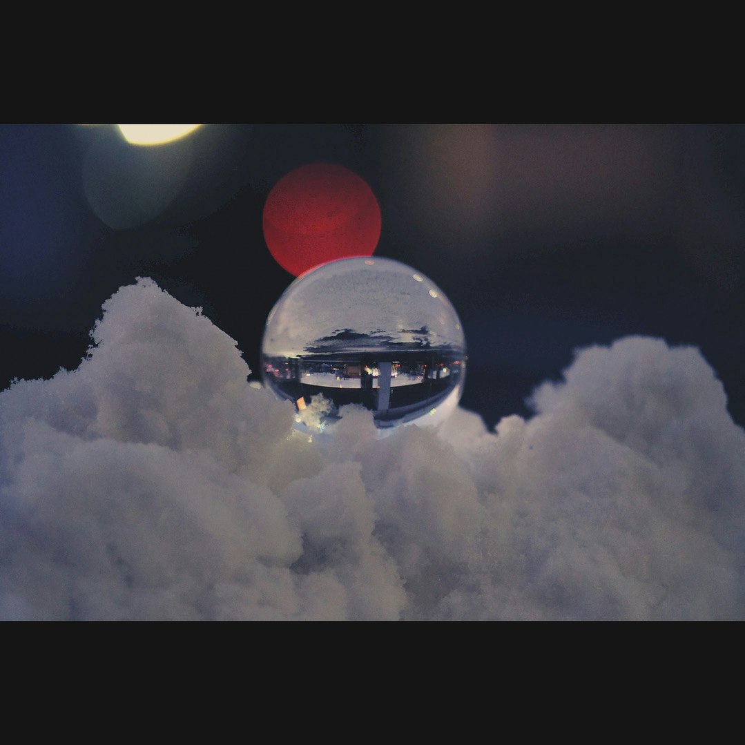 雪雾云间漂浮的水晶球