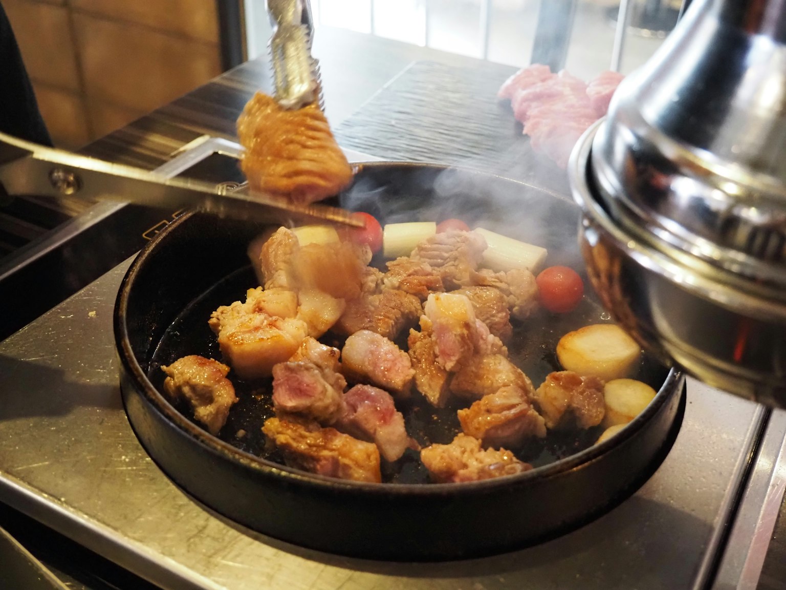 Gegrilltes Fleisch und Gemüse auf einer heißen Platte