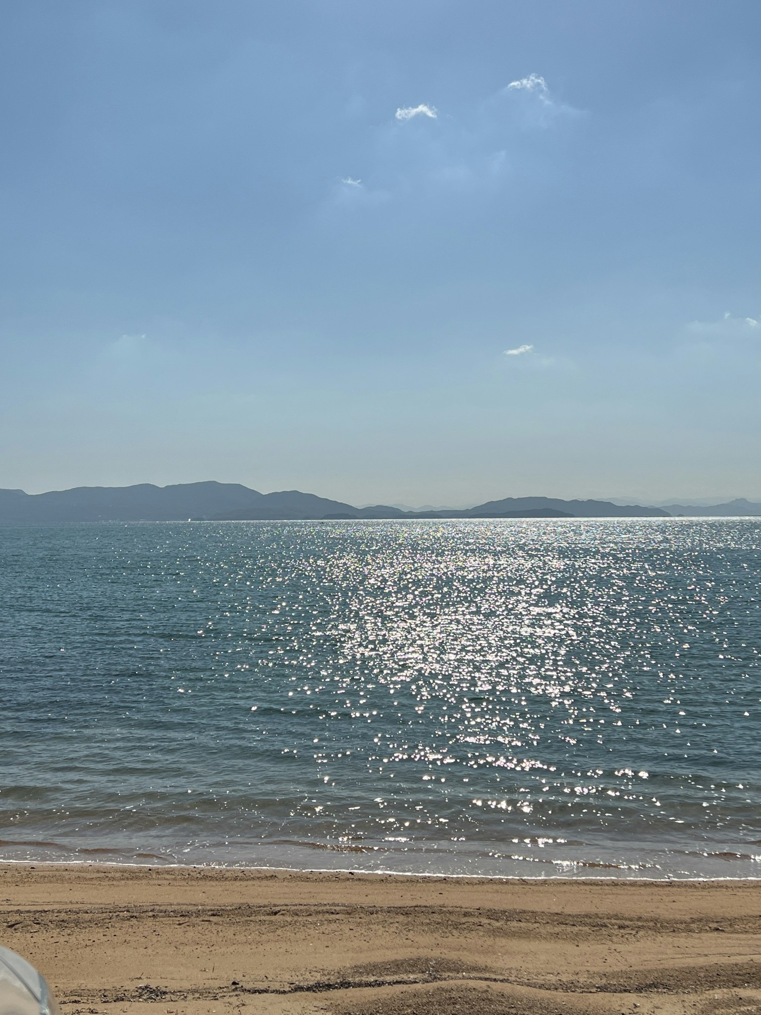 ทิวทัศน์ของมหาสมุทรสีน้ำเงินและชายหาดทรายสงบ