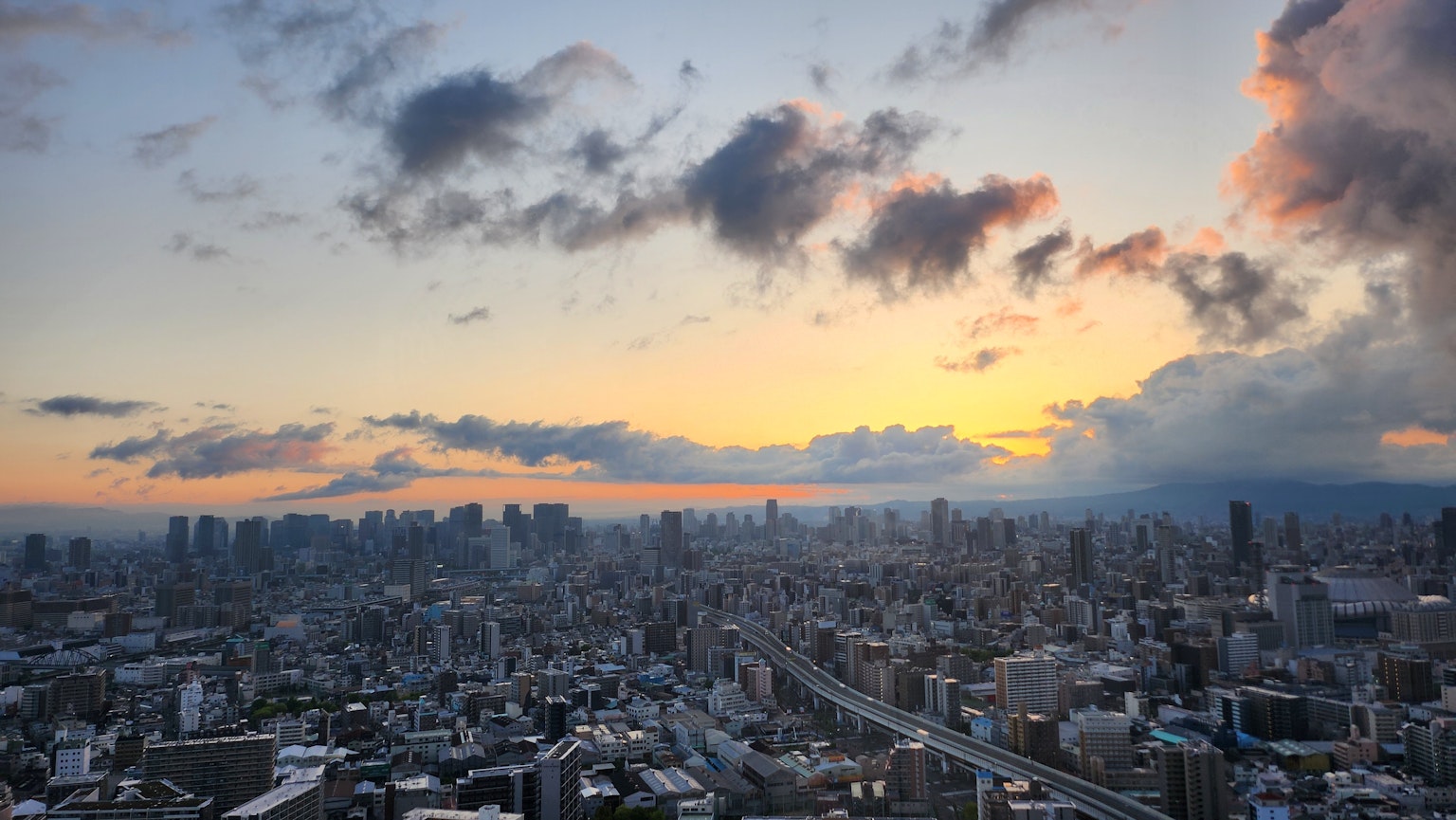 Vue panoramique d'une ville au coucher du soleil