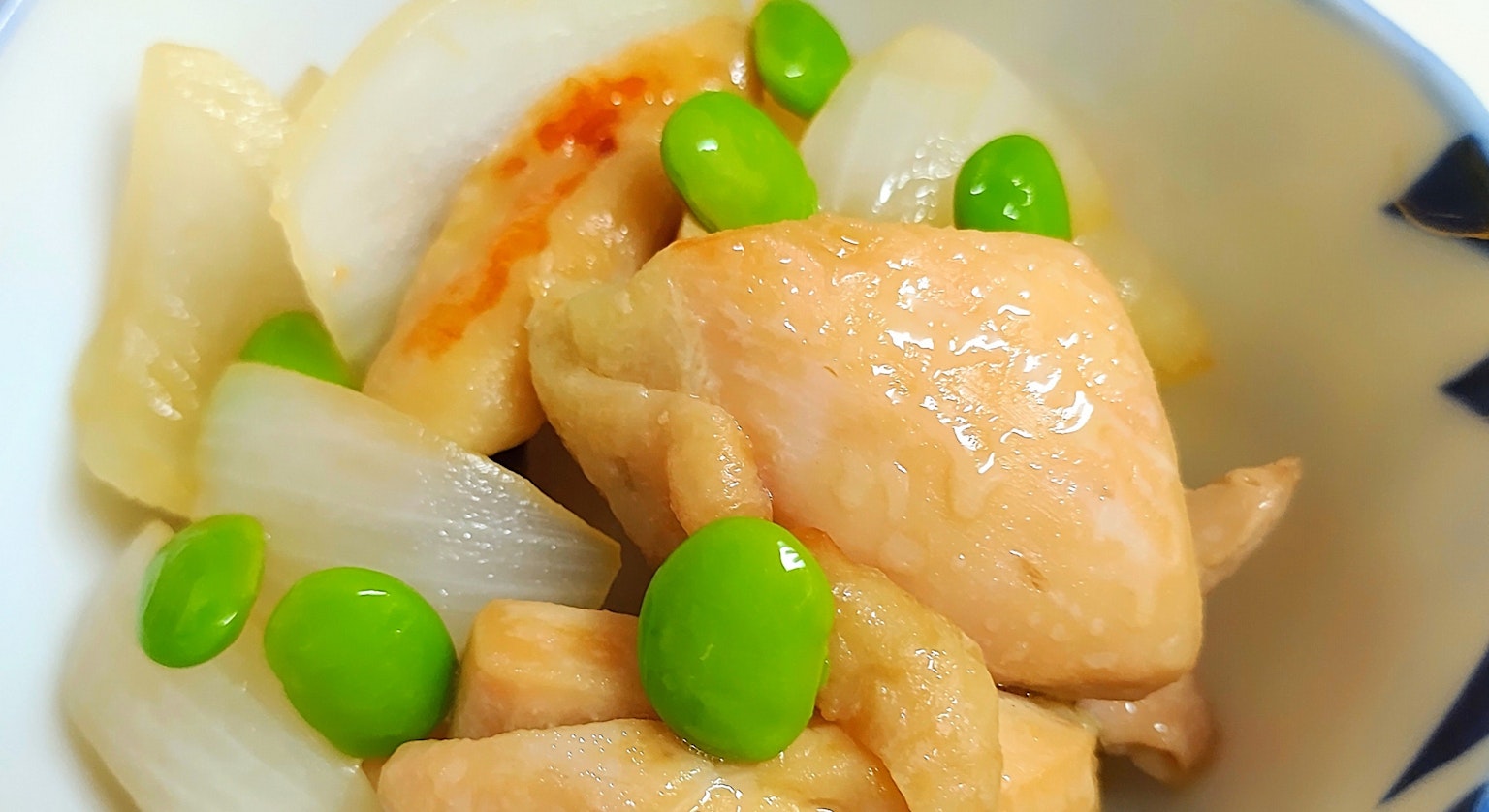 Gericht mit Hähnchen, Zwiebel und Erbsen
