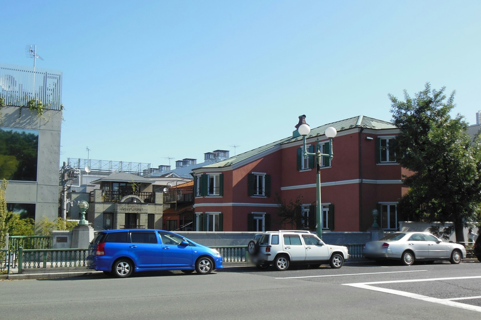 街道景觀，紅磚建築和停放的藍色汽車
