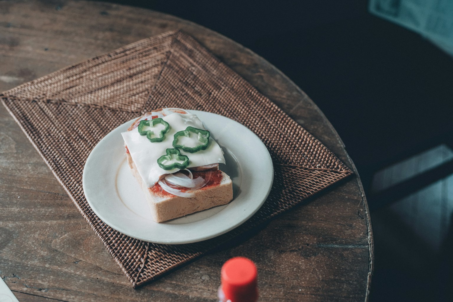 Roti panggang dengan saus tomat irisan bawang dan paprika hijau