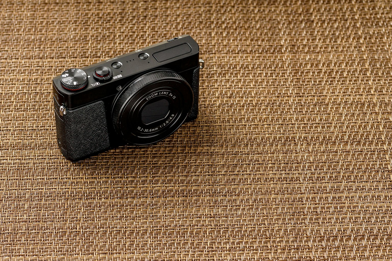 Una cámara colocada sobre una superficie texturizada