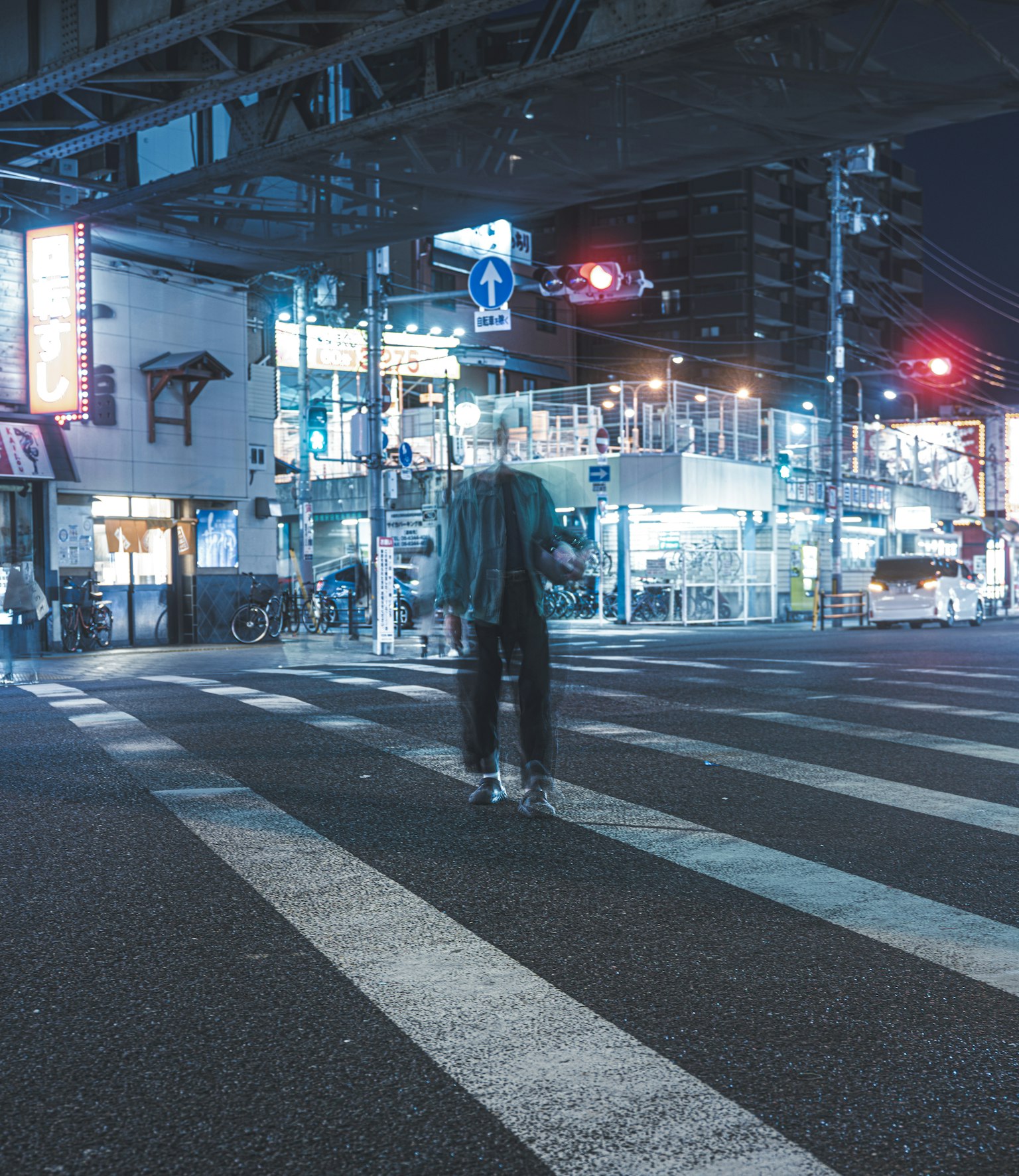 夜晚城市環境中站在斑马线上的人