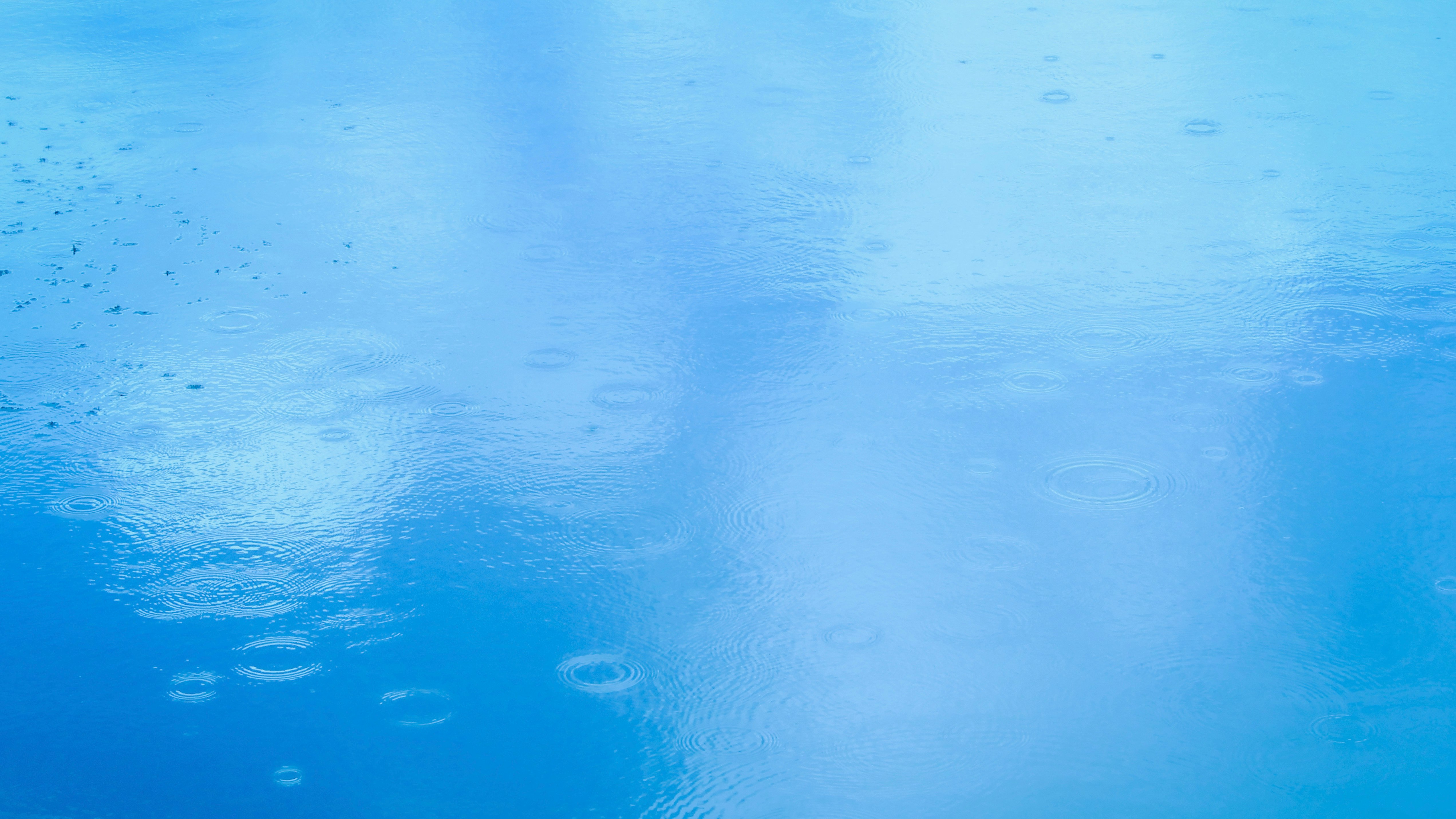 surface de l’océan bleu avec texture d’eau ondulée
