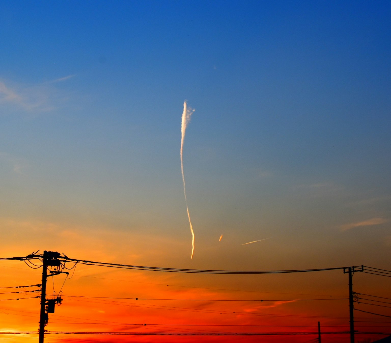 Langit senja dengan awan ramping dan kabel listrik